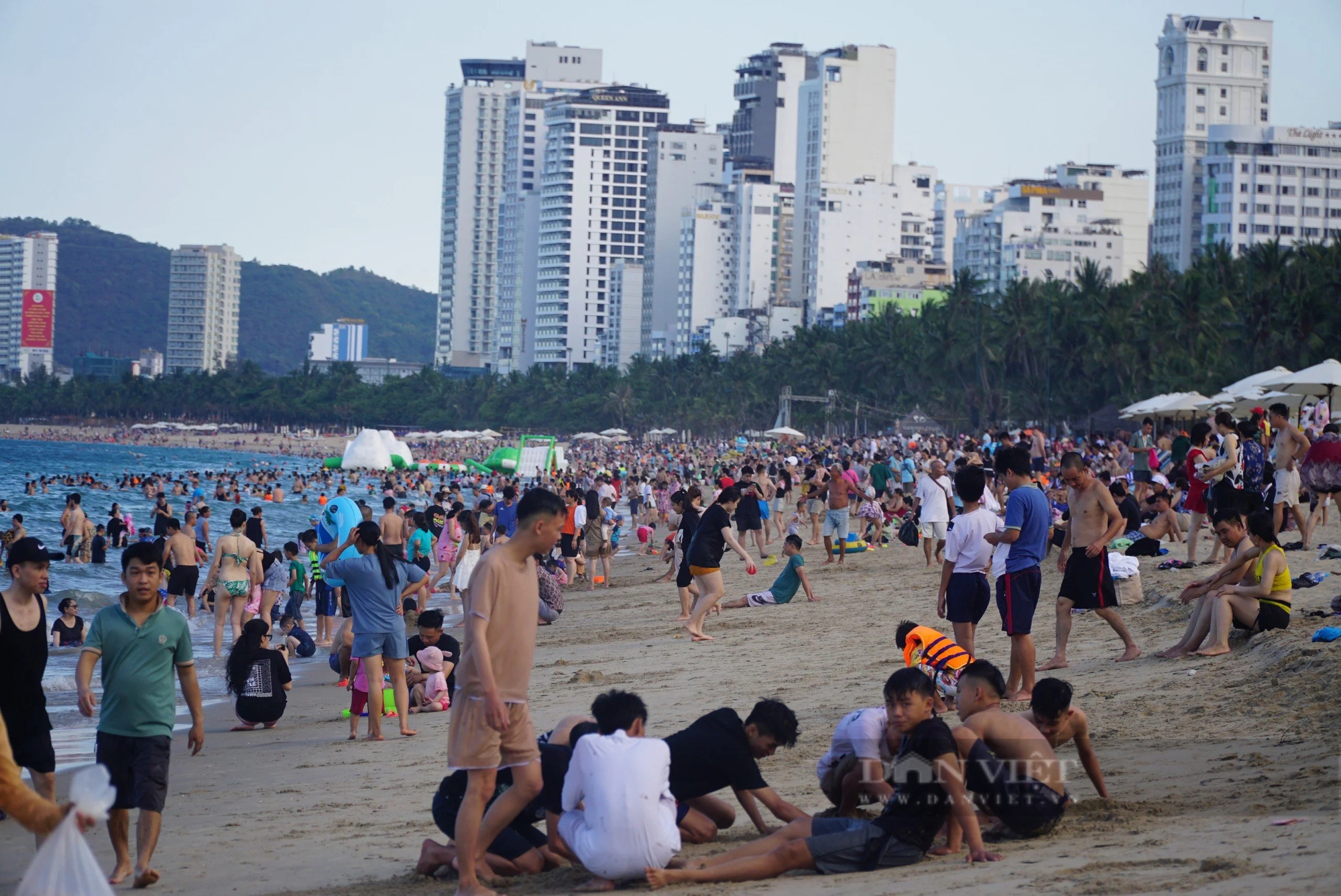 Hàng ngàn người kéo xuống biển Nha Trang "giải nhiệt"- Ảnh 3.