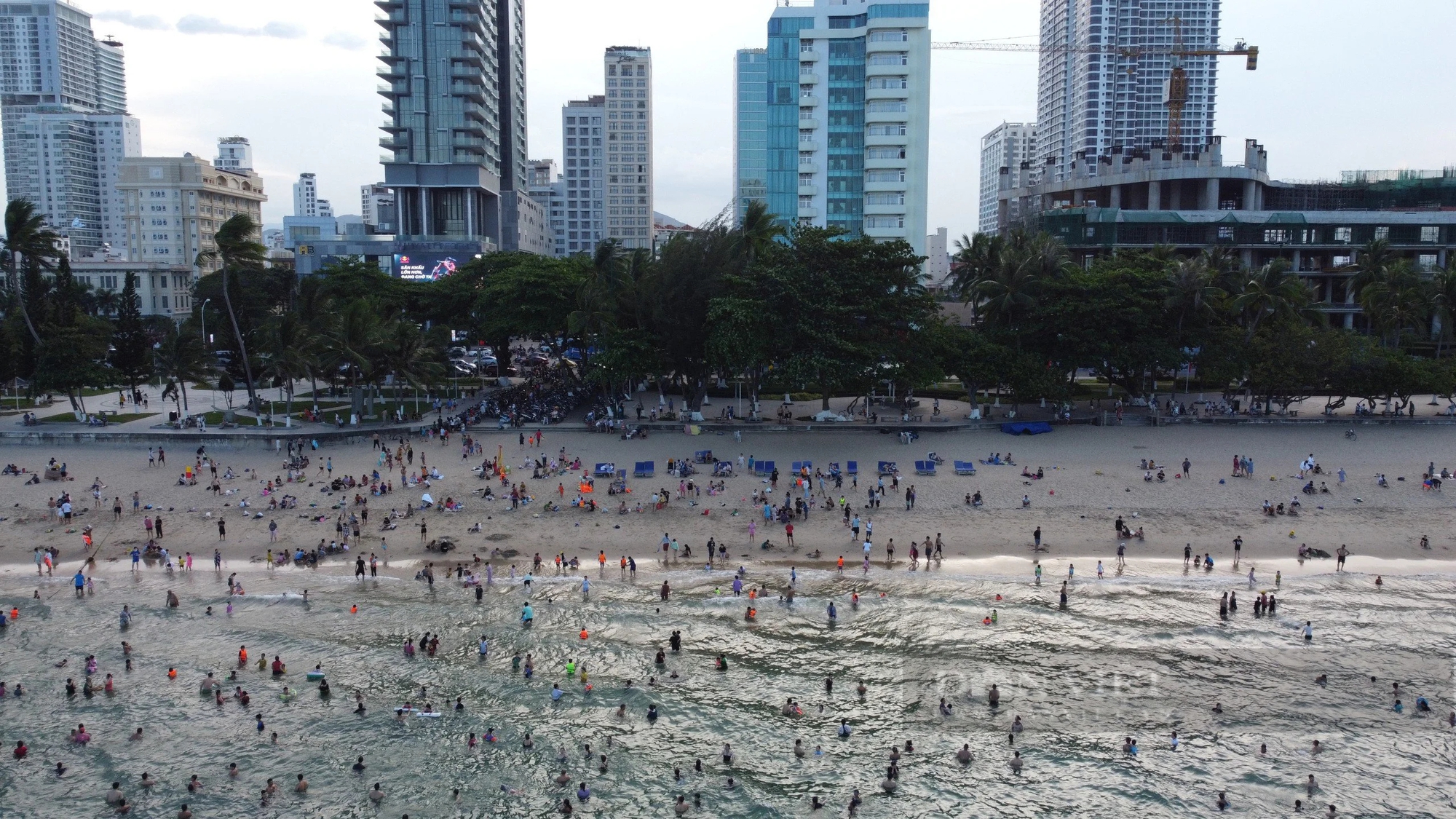 Hàng ngàn người kéo xuống biển Nha Trang "giải nhiệt"- Ảnh 4.