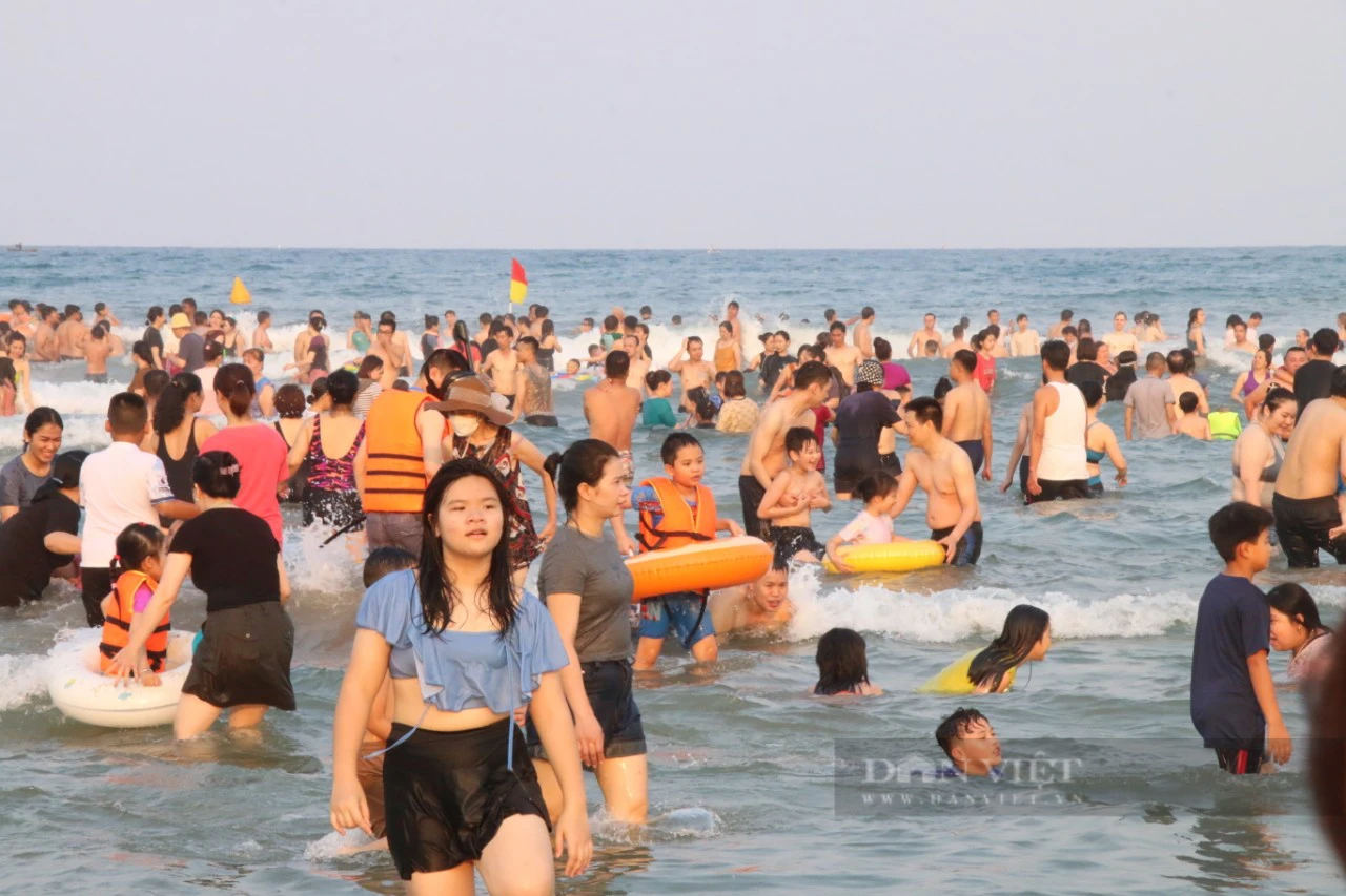 Nắng nóng, người dân và du khách ùn ùn đổ về các bãi biển Đà Nẵng "giải nhiệt"- Ảnh 2.