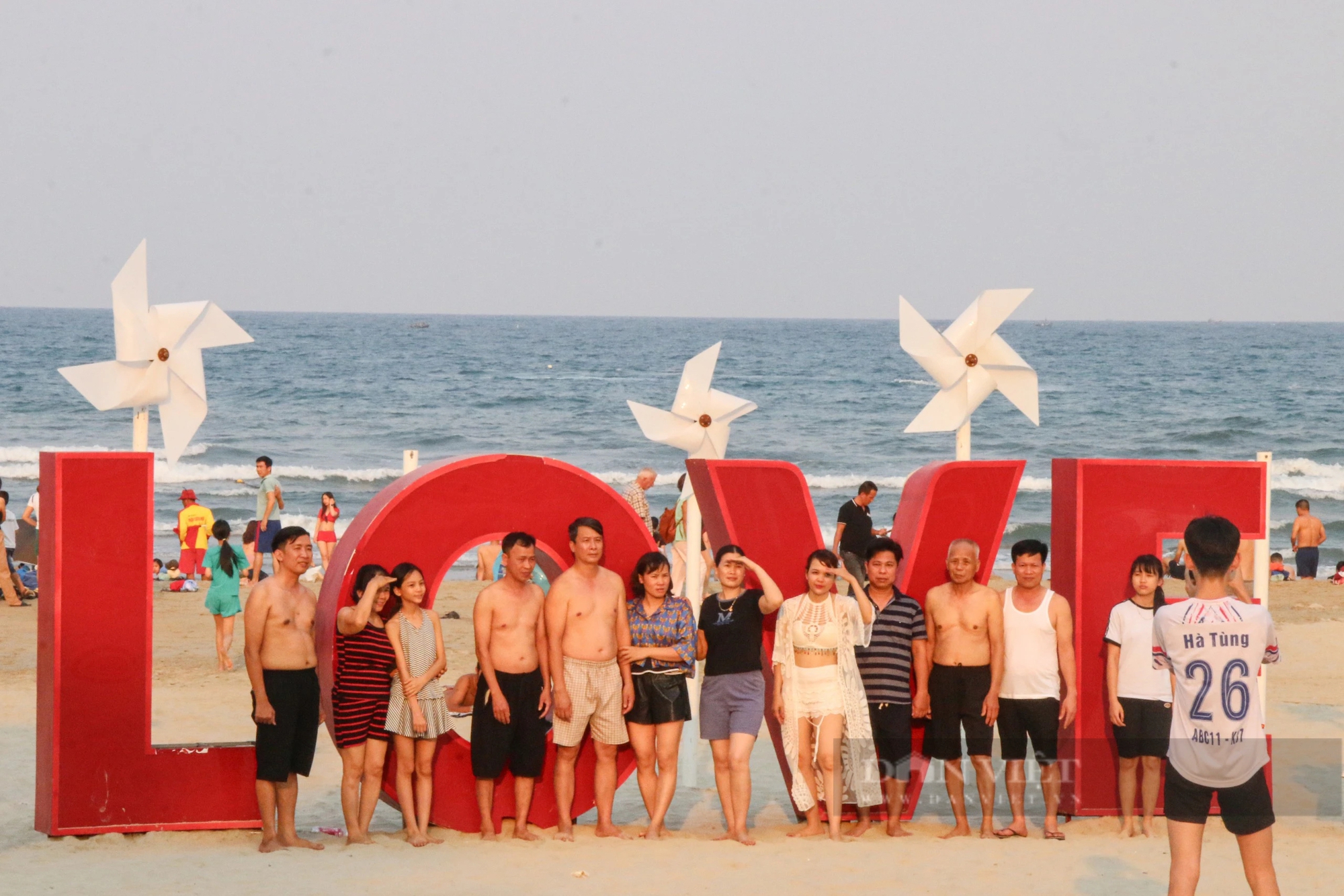 Nắng nóng, người dân và du khách ùn ùn đổ về các bãi biển Đà Nẵng "giải nhiệt"- Ảnh 3.