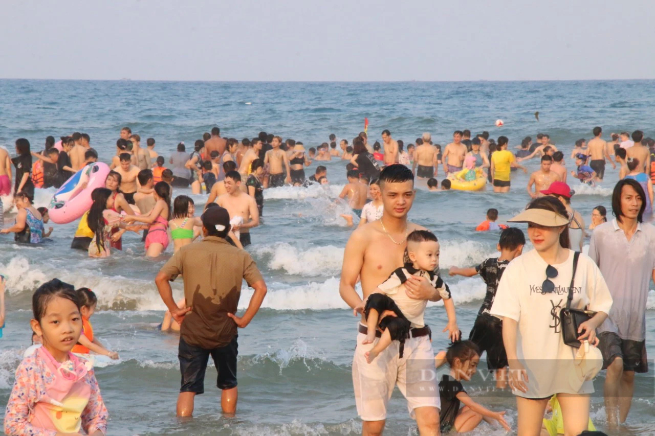 Nắng nóng, người dân và du khách ùn ùn đổ về các bãi biển Đà Nẵng "giải nhiệt"- Ảnh 4.