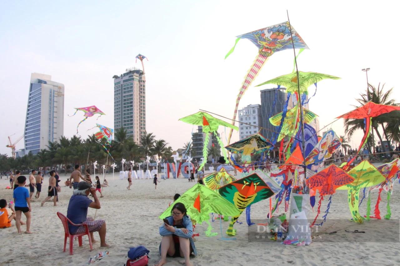 Nắng nóng, người dân và du khách ùn ùn đổ về các bãi biển Đà Nẵng "giải nhiệt"- Ảnh 6.