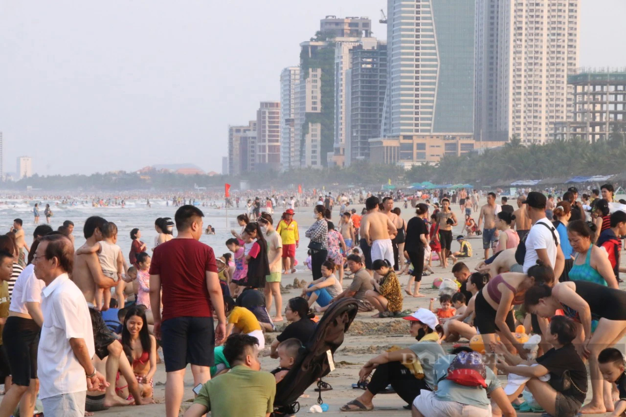Nắng nóng, người dân và du khách ùn ùn đổ về các bãi biển Đà Nẵng "giải nhiệt"- Ảnh 7.