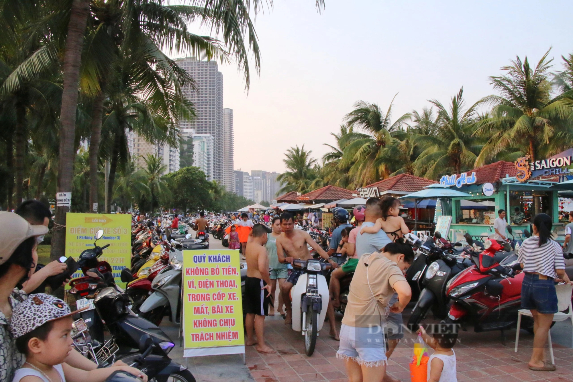 Nắng nóng, người dân và du khách ùn ùn đổ về các bãi biển Đà Nẵng "giải nhiệt"- Ảnh 8.
