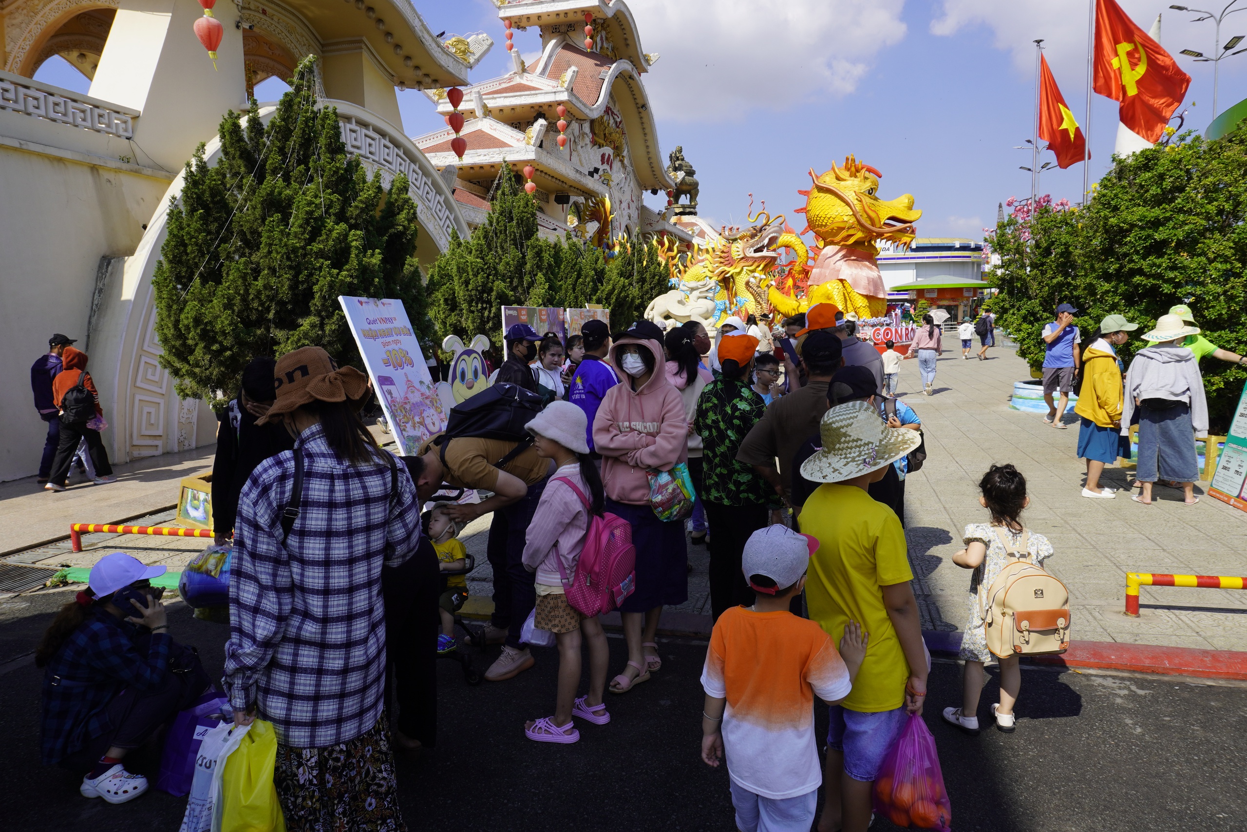 Xếp hàng dài dằng dặc vào Thảo Cầm Viên Sài Gòn từ sáng sớm, Suối Tiên đông đúc lễ 30/4- Ảnh 6.