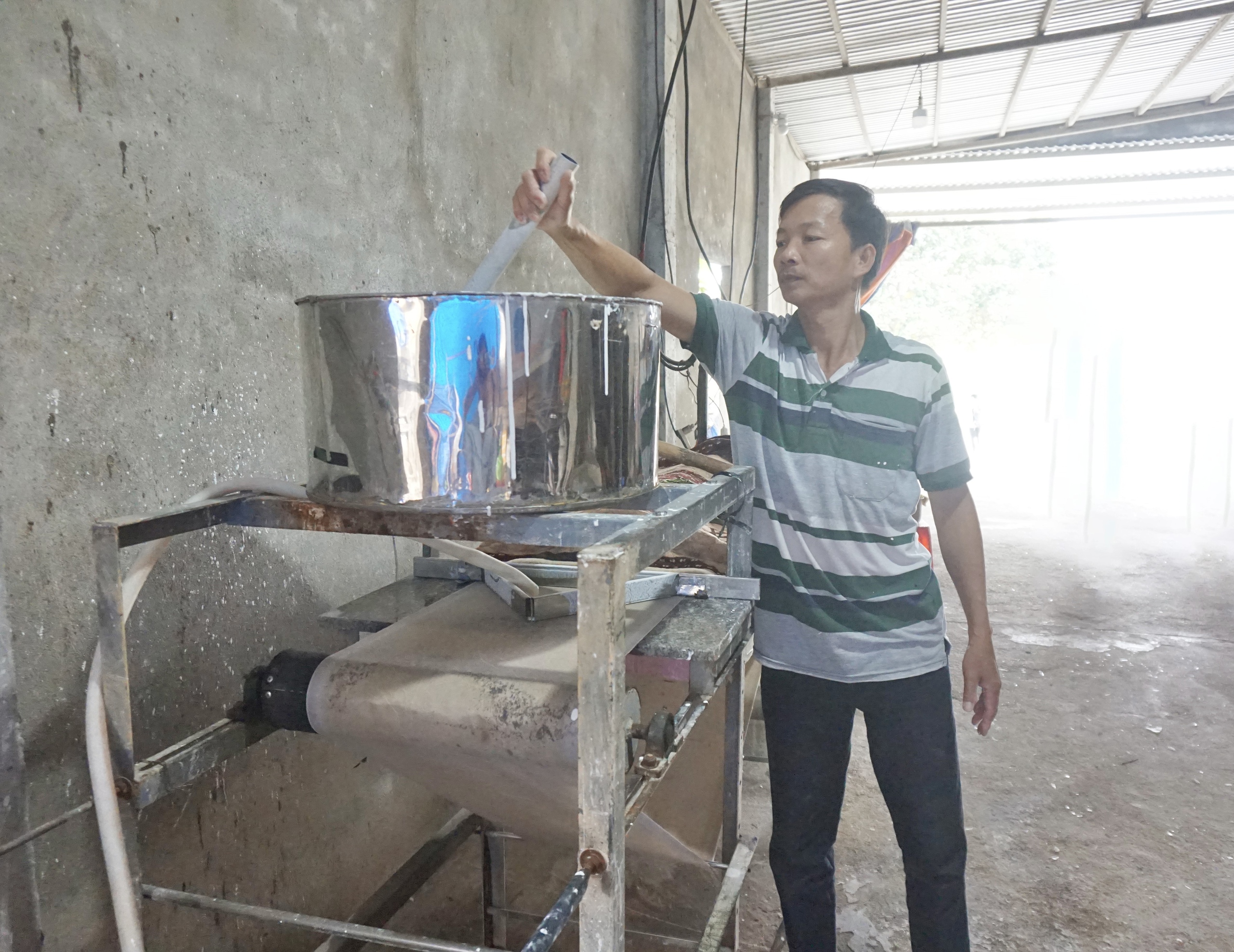 Có vốn ưu đãi tiếp sức, hai vợ chồng ở Đà Nẵng đổi đời nhờ nghề làm bánh tráng truyền thống- Ảnh 3.