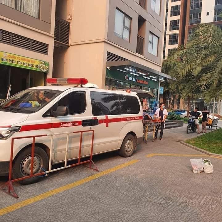 Hà Nội: Thực hư vụ khoá bánh xe cứu thương tại một Khu đô thị- Ảnh 1.