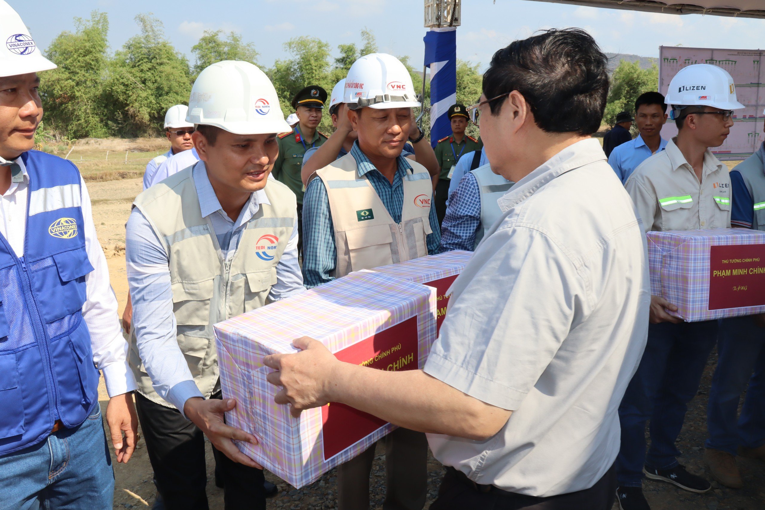 Thủ tướng Phạm Minh Chính đi kiểm tra công trường cao tốc Vân Phong - Nha Trang- Ảnh 2.