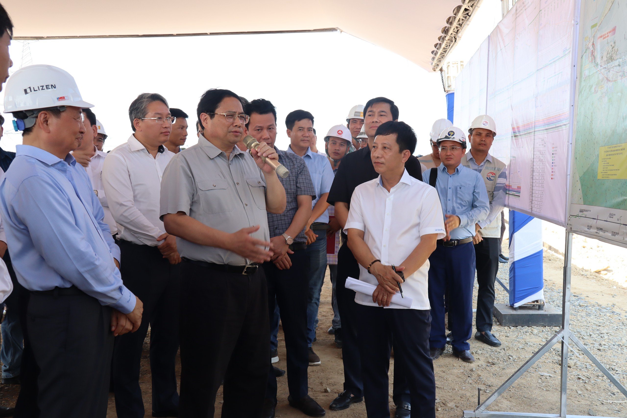 Thủ tướng Phạm Minh Chính đi kiểm tra công trường cao tốc Vân Phong - Nha Trang- Ảnh 3.