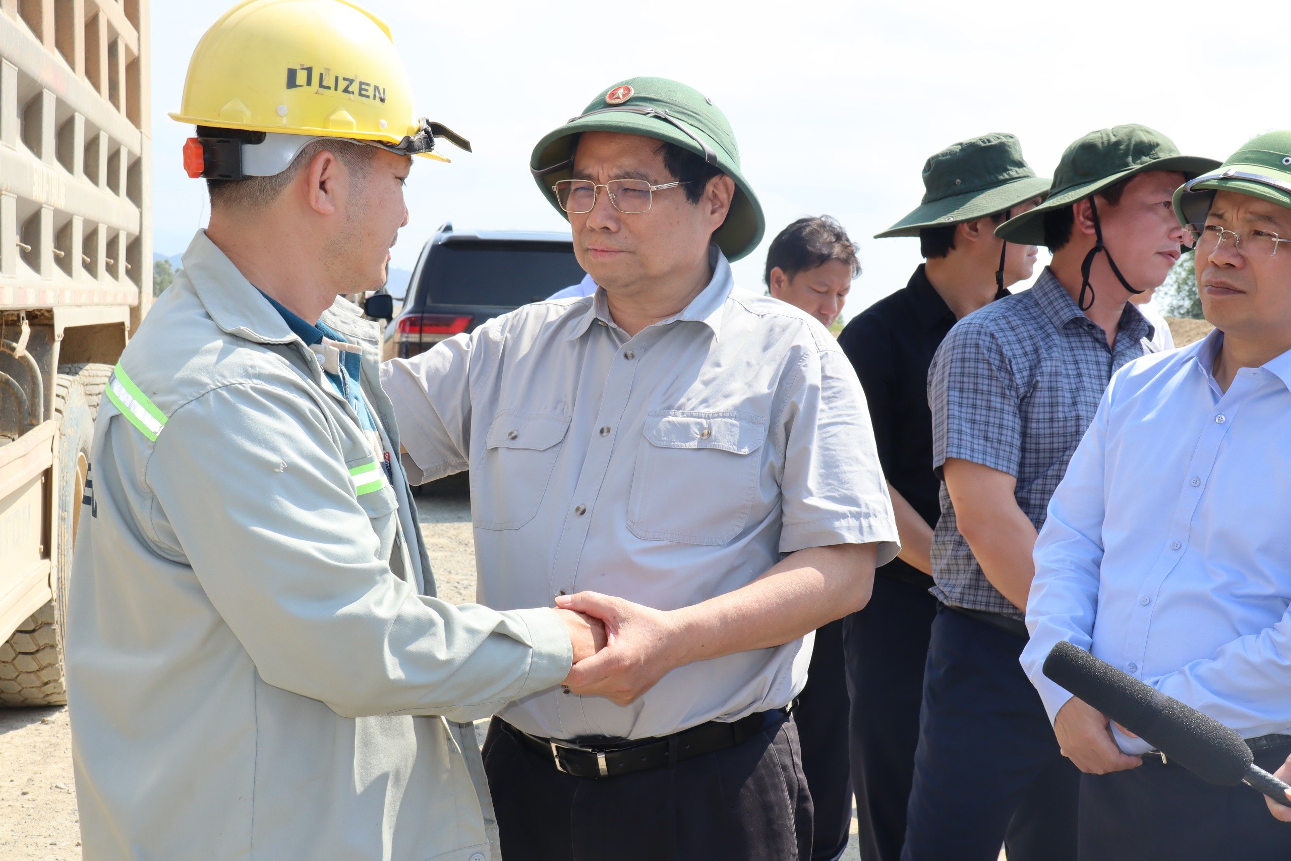 Thủ tướng Phạm Minh Chính đi kiểm tra công trường cao tốc Vân Phong - Nha Trang- Ảnh 1.