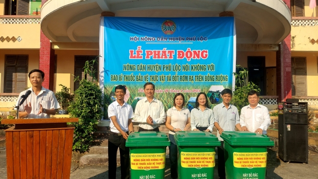 Cán bộ, hội viên nông dân Thừa Thiên Huế ra quân thu gom bao bì thuốc bảo vệ thực vật trên đồng ruộng- Ảnh 1.