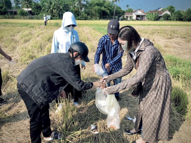 Cán bộ, hội viên nông dân Thừa Thiên Huế ra quân thu gom bao bì thuốc bảo vệ thực vật trên đồng ruộng- Ảnh 2.