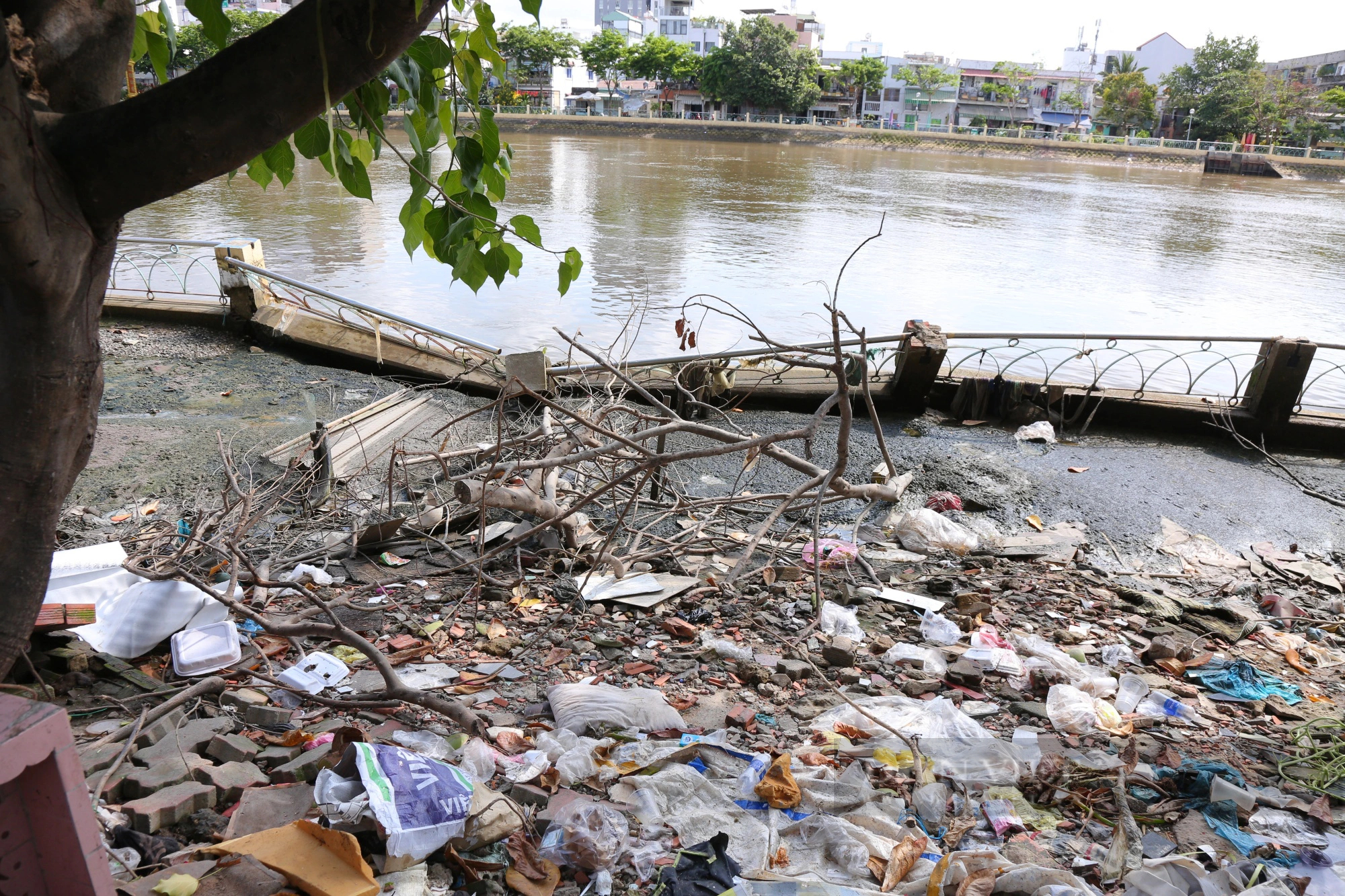 Sông Sài Gòn sắp nuốt chửng nhiều căn nhà, người dân mong sớm thi công bờ kè Thanh Đa - Ảnh 4.