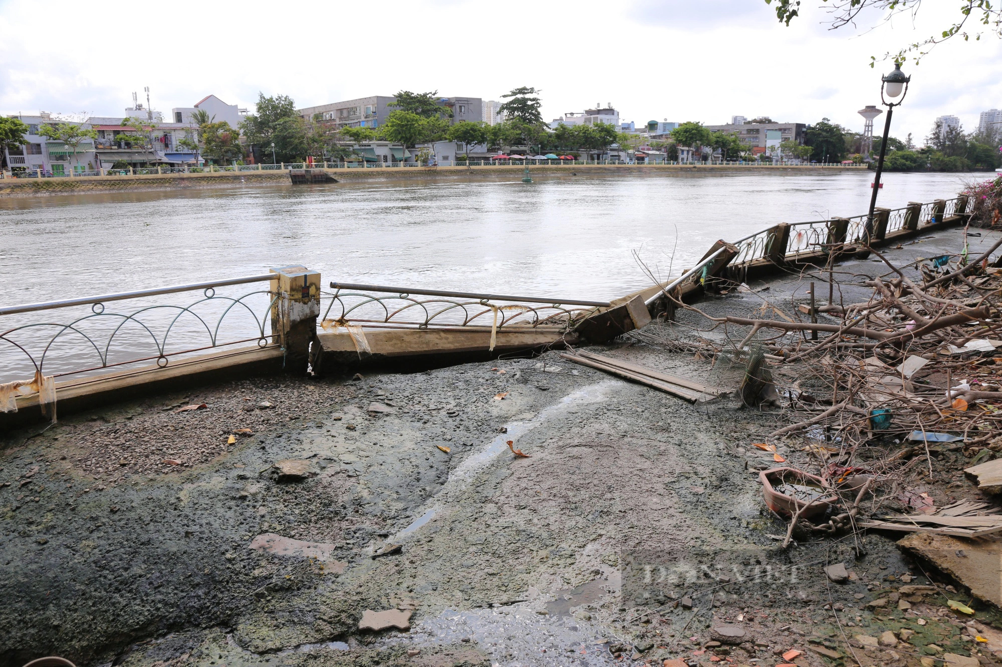 Sông Sài Gòn sắp nuốt chửng nhiều căn nhà, người dân mong sớm thi công bờ kè Thanh Đa - Ảnh 3.