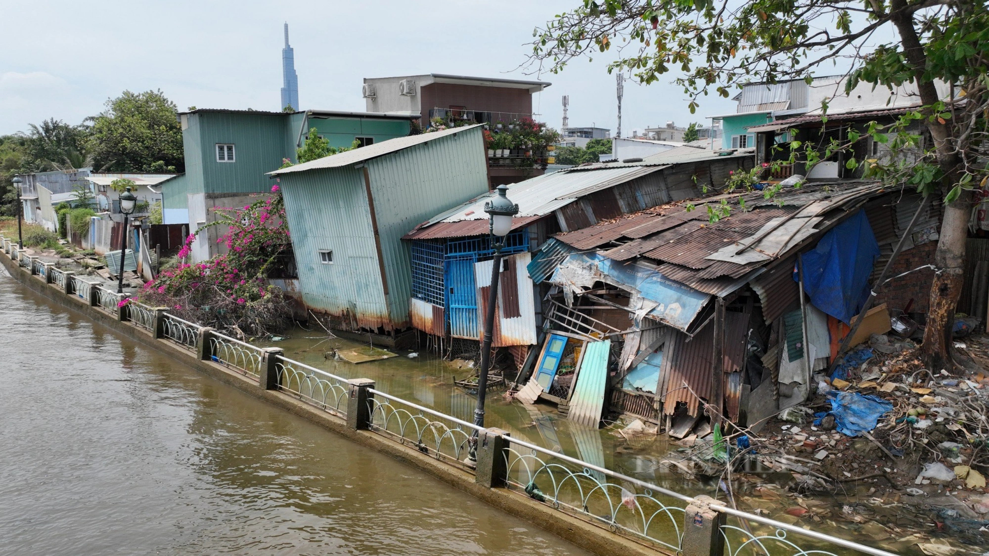 Sông Sài Gòn sắp nuốt chửng nhiều căn nhà, người dân mong sớm thi công bờ kè Thanh Đa - Ảnh 1.