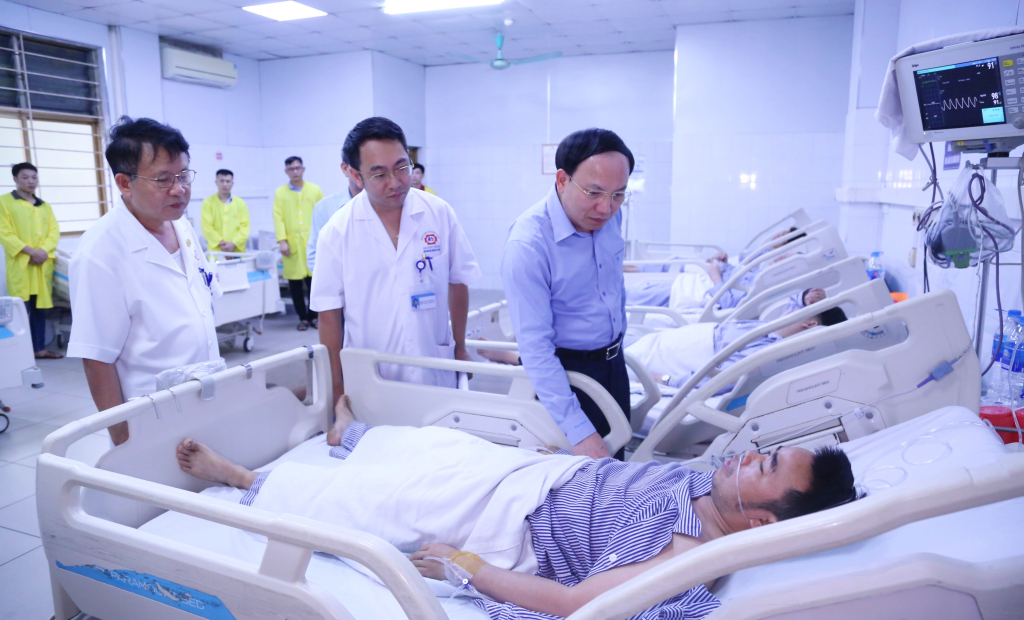 Bí thư Quảng Ninh thăm, động viên công nhân bị thương trong sự cố hầm lò tại Công ty Than Thống Nhất- Ảnh 1.