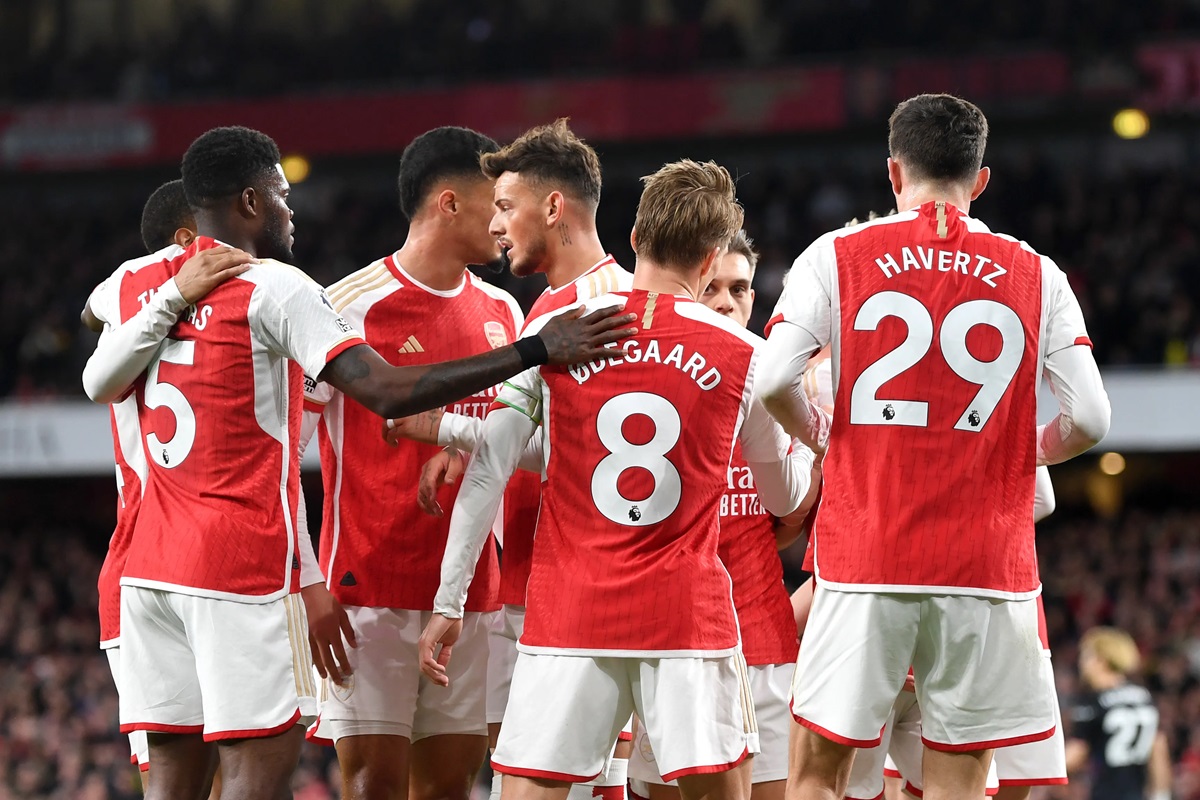 Bất bại 10 trận liên tiếp, Arsenal tạm chiếm ngôi đầu Premier League- Ảnh 1.