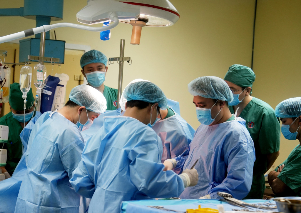 Gần 120 y, bác sĩ xuyên đêm lấy đa tạng từ người hiến chết não ở Quảng Ninh- Ảnh 1.