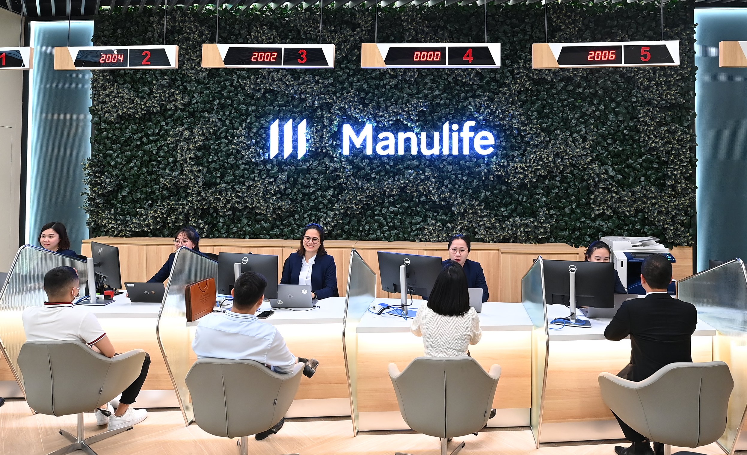 Kinh doanh bảo hiểm giảm mạnh, Manulife tăng đầu tư vào cổ phiếu- Ảnh 1.