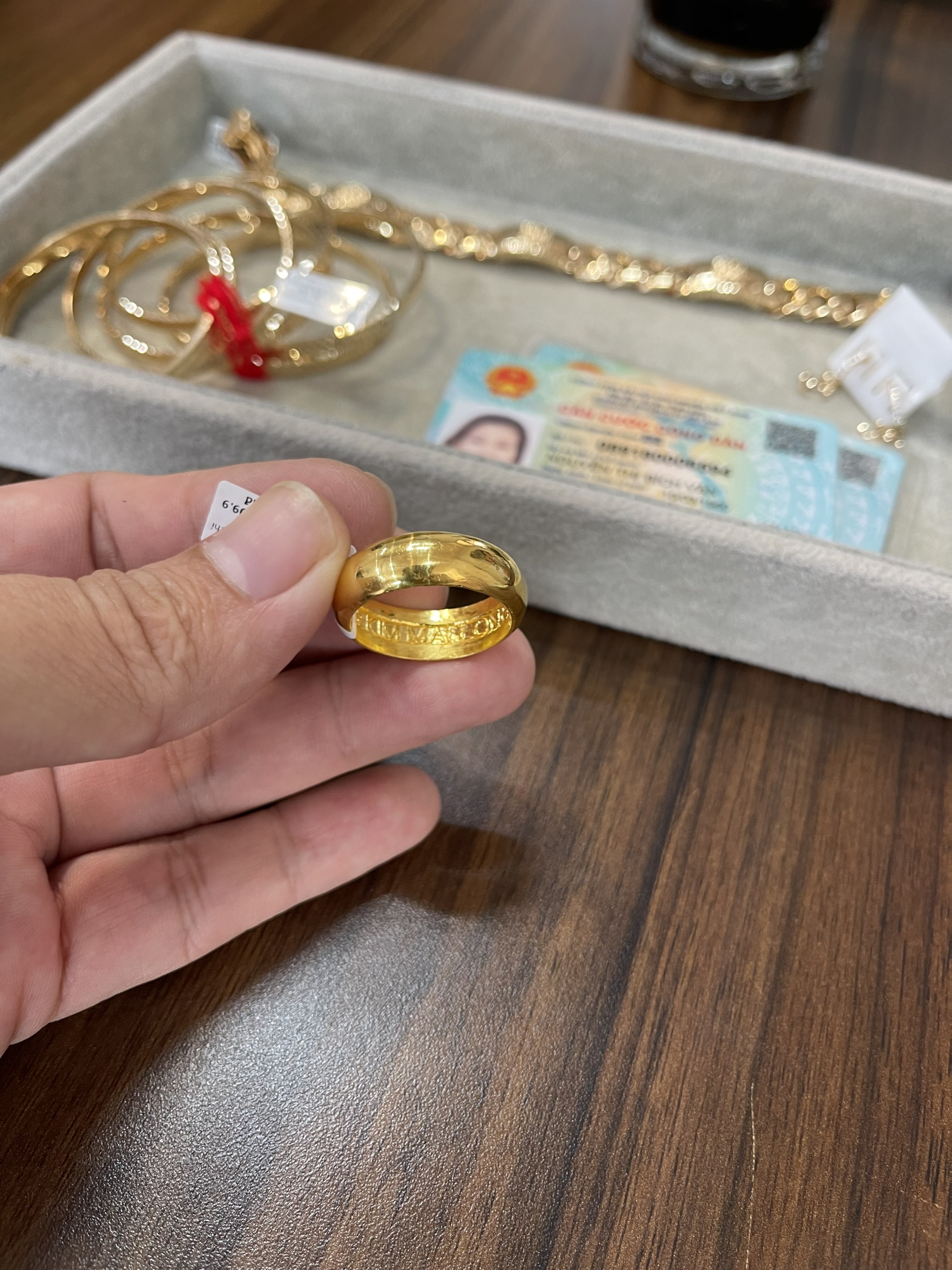 An Giang: Tạm giữ lô trang sức vàng không rõ nguồn gốc tại tiệm vàng Kim Mai- Ảnh 3.
