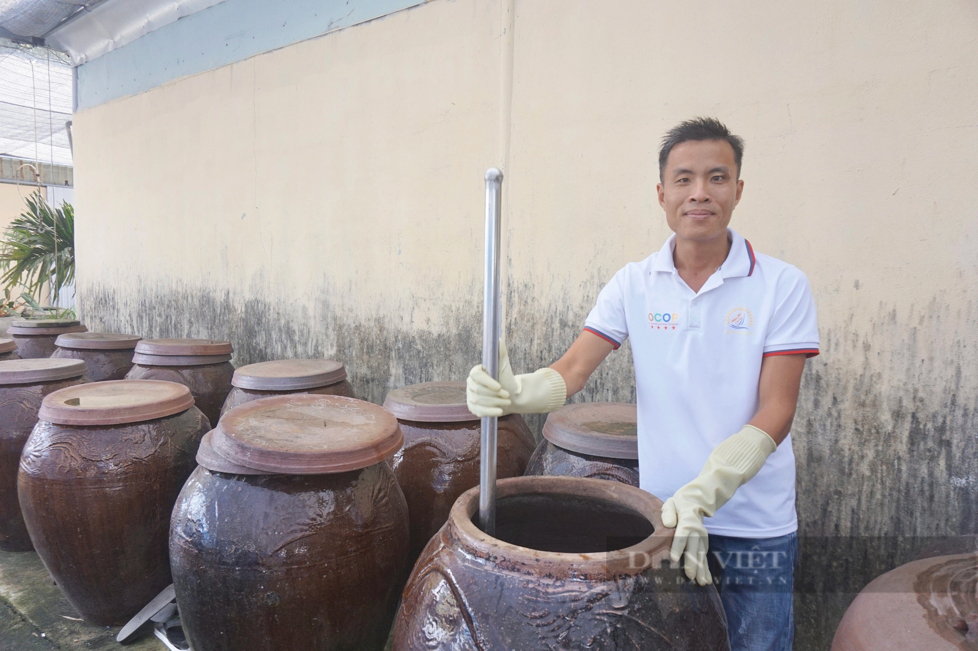 Một trai làng biển Quảng Nam bỏ phố về quê làm thứ nước gì, hễ quấy lên thơm phức, bán cả ra nước ngoài?- Ảnh 1.