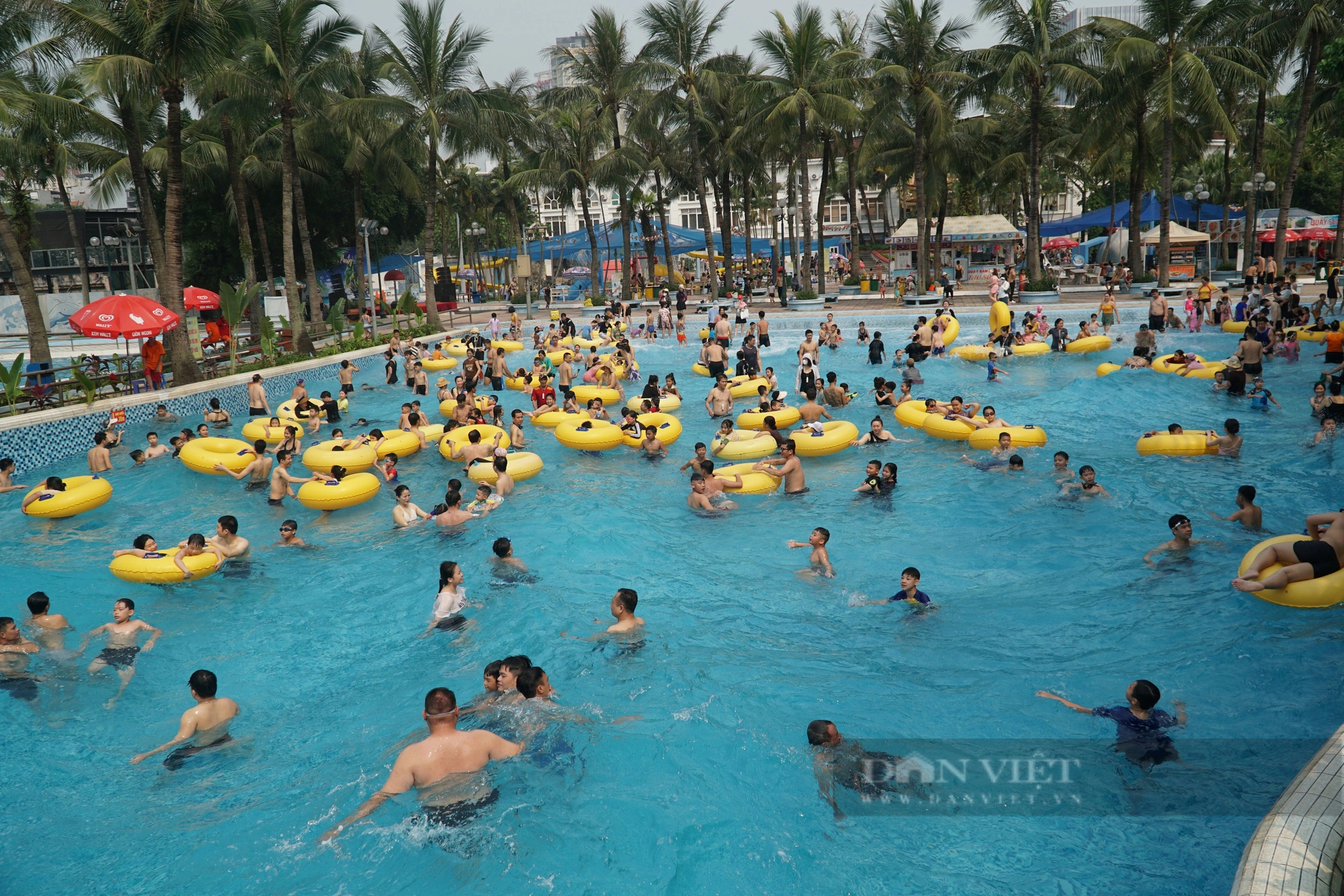 Rất đông người dân và du khách đổ về công viên nước ở Hà Nội để vui chơi, &quot;giải nhiệt&quot;. Ảnh: Trung Hiếu