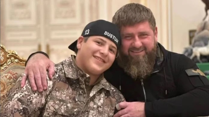 Tổng thống Chechnya Kadyrov khoe trọng trách mới bất ngờ của cậu con trai 16 tuổi- Ảnh 1.