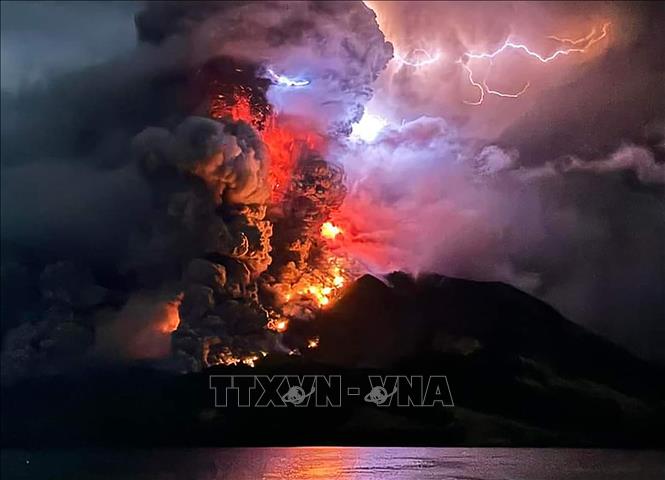 Indonesia ban bố cảnh báo mức cao nhất đối với núi lửa Ruang- Ảnh 1.