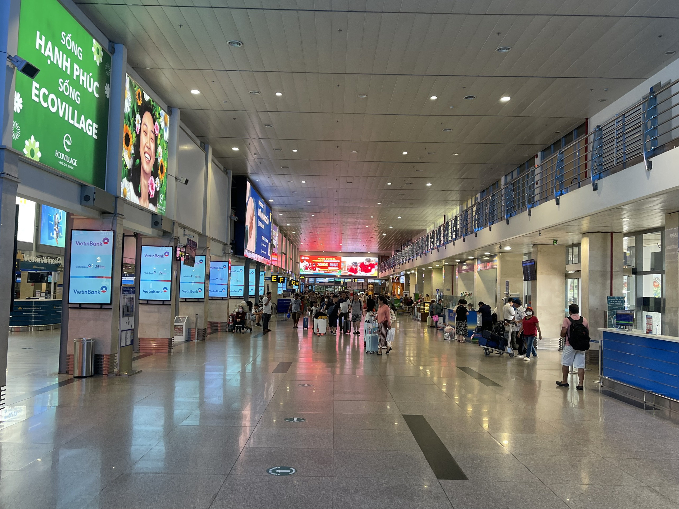 Người dân thong thả đi chơi lễ, sân bay Tân Sơn Nhất không có cảnh ùn tắc ngày 30/4- Ảnh 2.