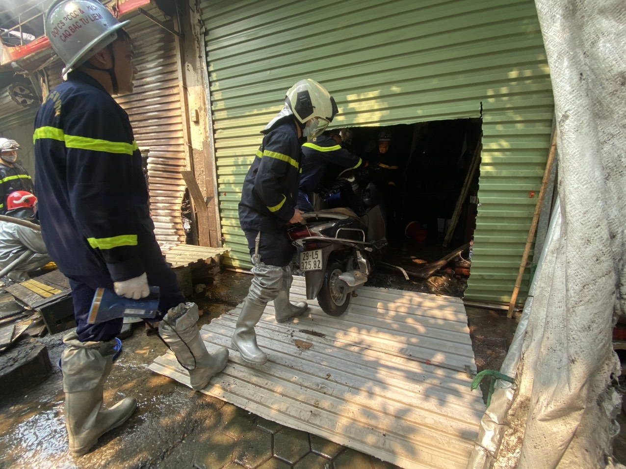 Cảnh sát cắt cửa cứu tài sản trong vụ cháy lan 4 kiốt ở Hà Nội- Ảnh 1.