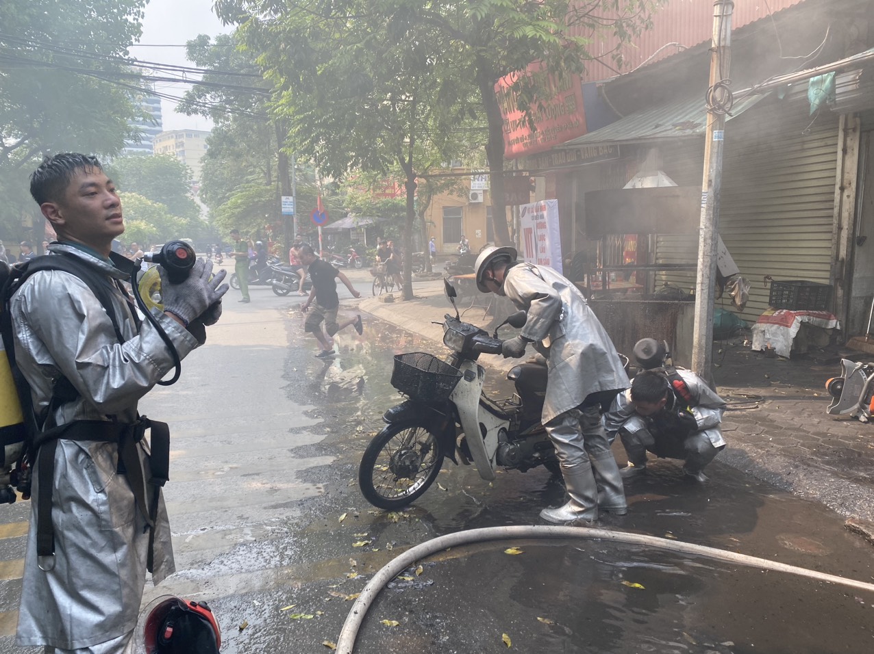 Cảnh sát cắt cửa cứu tài sản trong vụ cháy lan 4 kiốt ở Hà Nội- Ảnh 2.