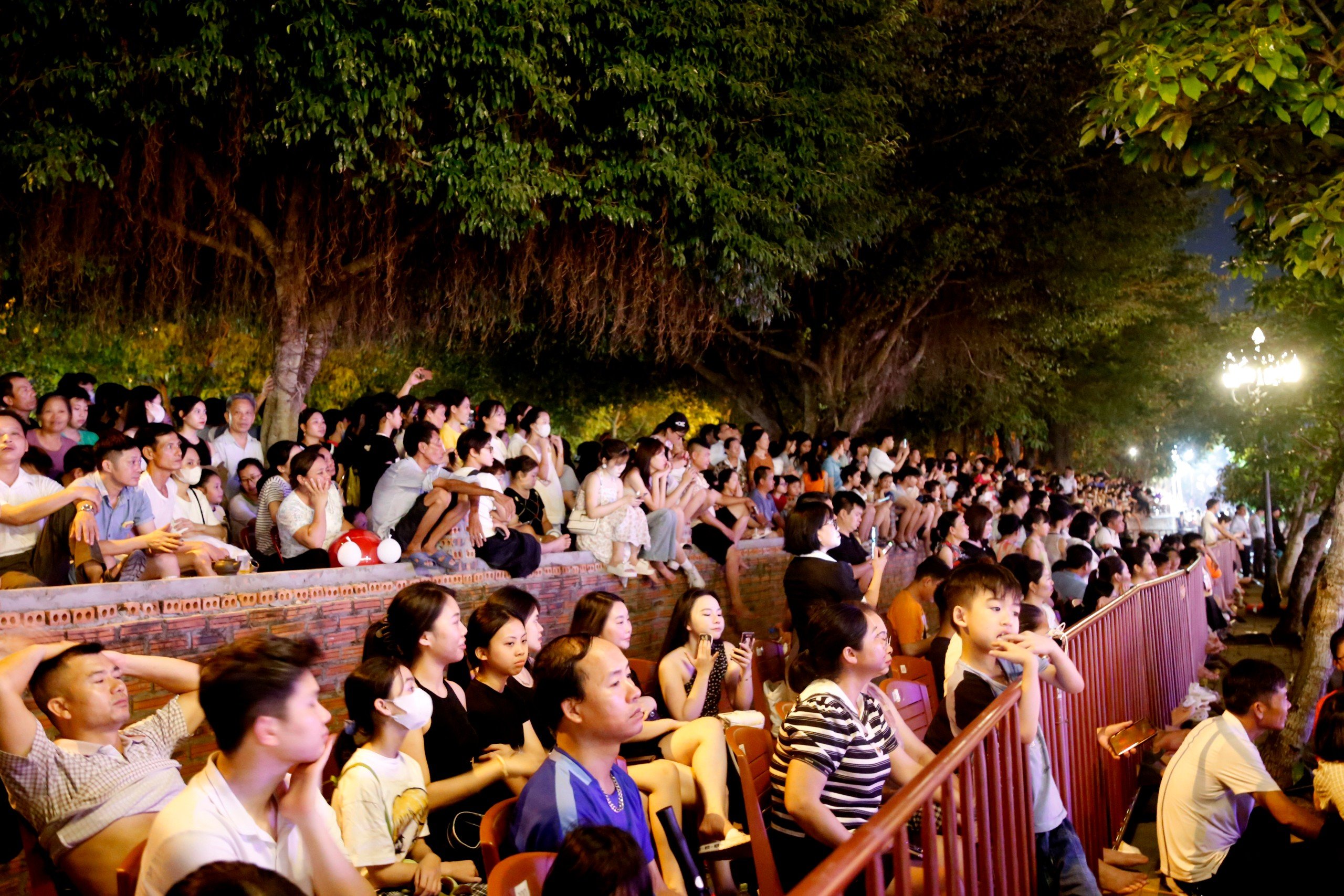 Ninh Bình: Hàng vạn du khách đổ về phố cổ Hoa Lư, phấn khích màn bắn pháo hoa đặc sắc- Ảnh 1.