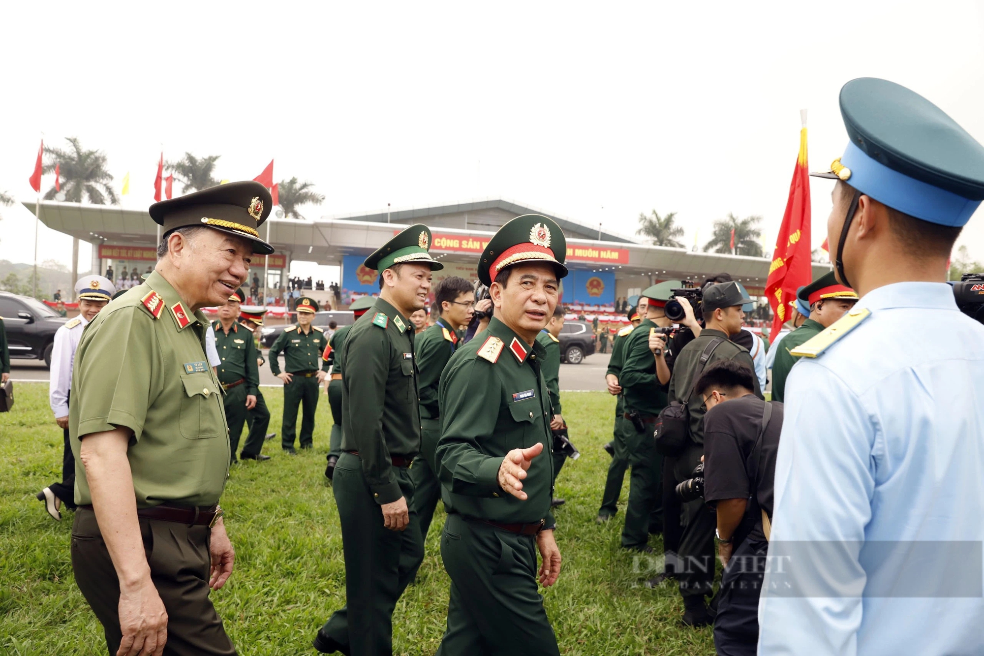 Ảnh ấn tượng về các lực lượng tham gia diễu binh, diễu hành kỷ niệm 70 năm chiến thắng Điện Biên Phủ- Ảnh 2.