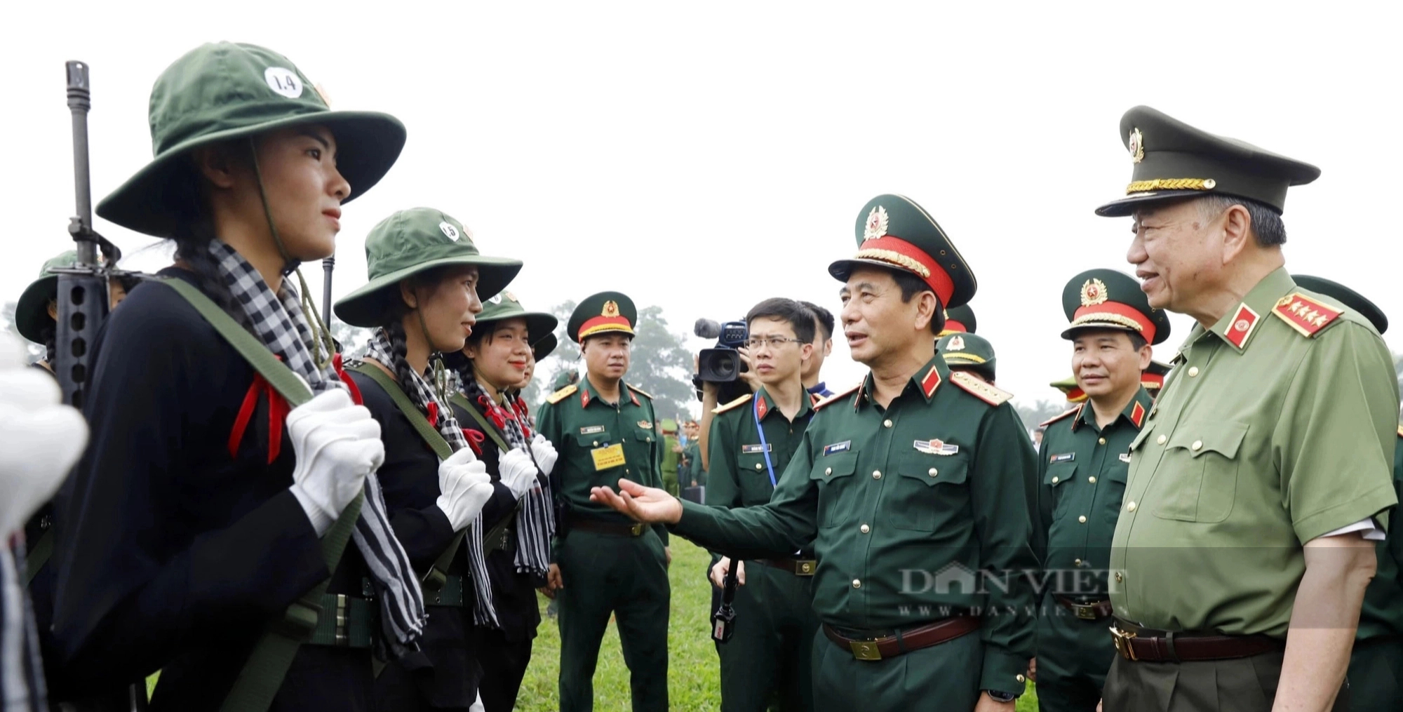 Ảnh ấn tượng về các lực lượng tham gia diễu binh, diễu hành kỷ niệm 70 năm chiến thắng Điện Biên Phủ- Ảnh 1.