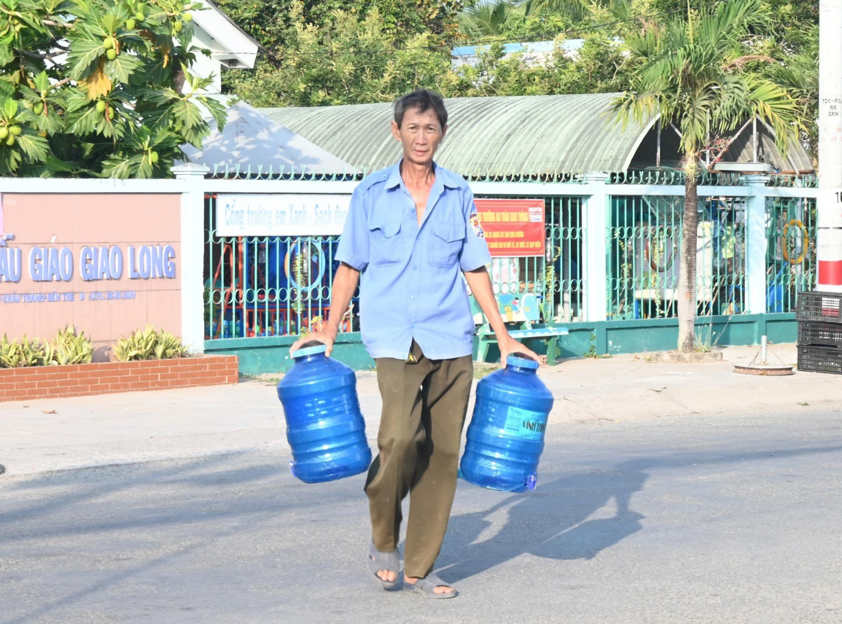 Thiếu nước ngọt sinh hoạt, người dân một số nơi ở Bến Tre đi xin từng thùng, sử dụng tiết kiệm từng giọt- Ảnh 1.