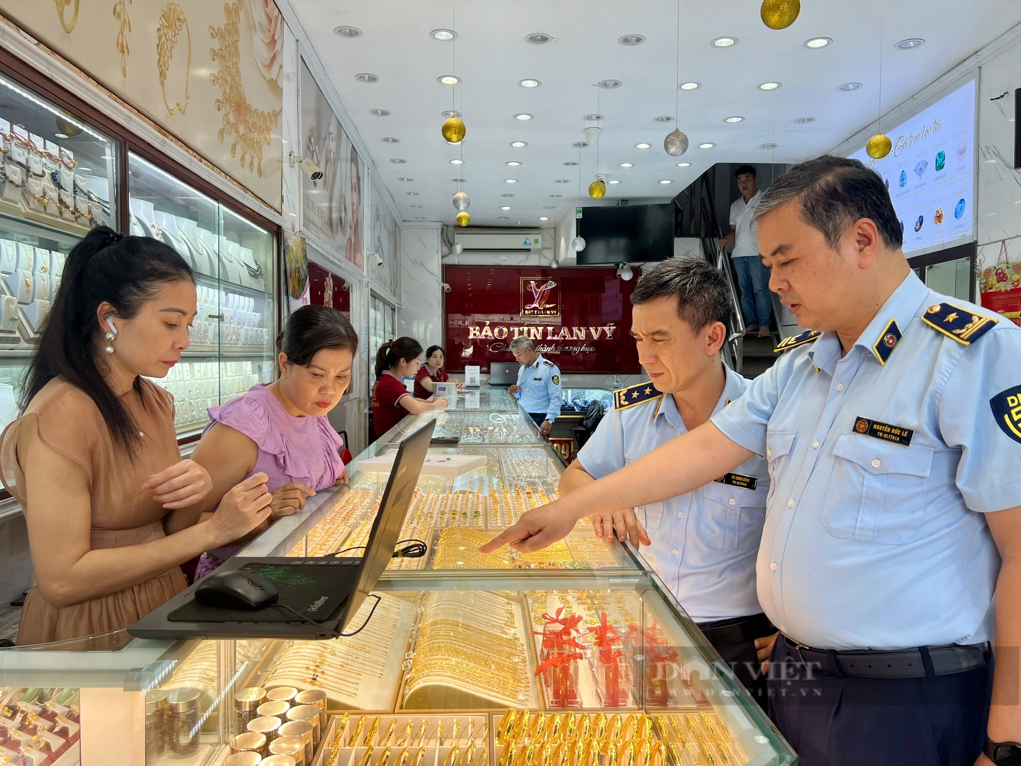 Kiểm tra đột xuất 3 cửa hàng kinh doanh vàng trên địa bàn Hà Nội- Ảnh 2.