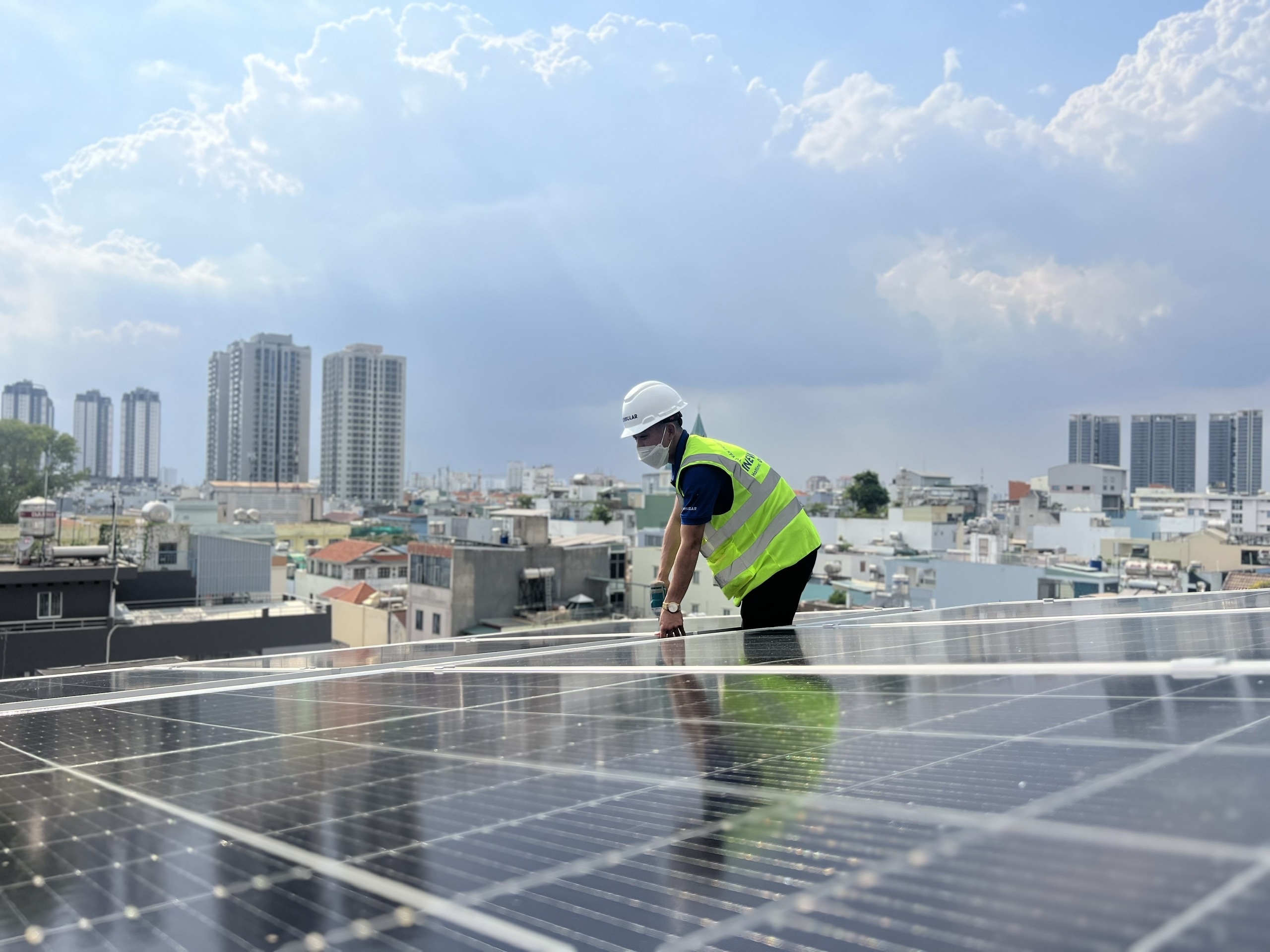 Nhu cầu lắp tấm pin năng lượng mặt trời của người dân ở Khánh Hòa ngày càng tăng cao- Ảnh 1.