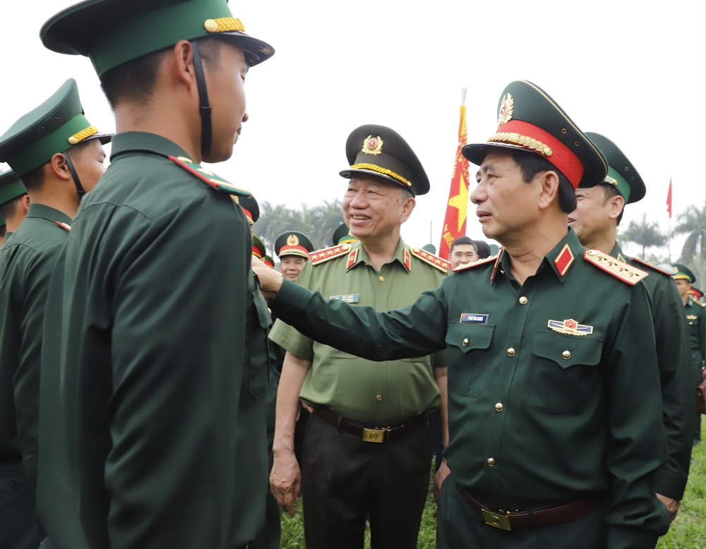Đại tướng Phan Văn Giang: Vũ khí cá nhân mới của quân đội tốt hơn AK47- Ảnh 1.