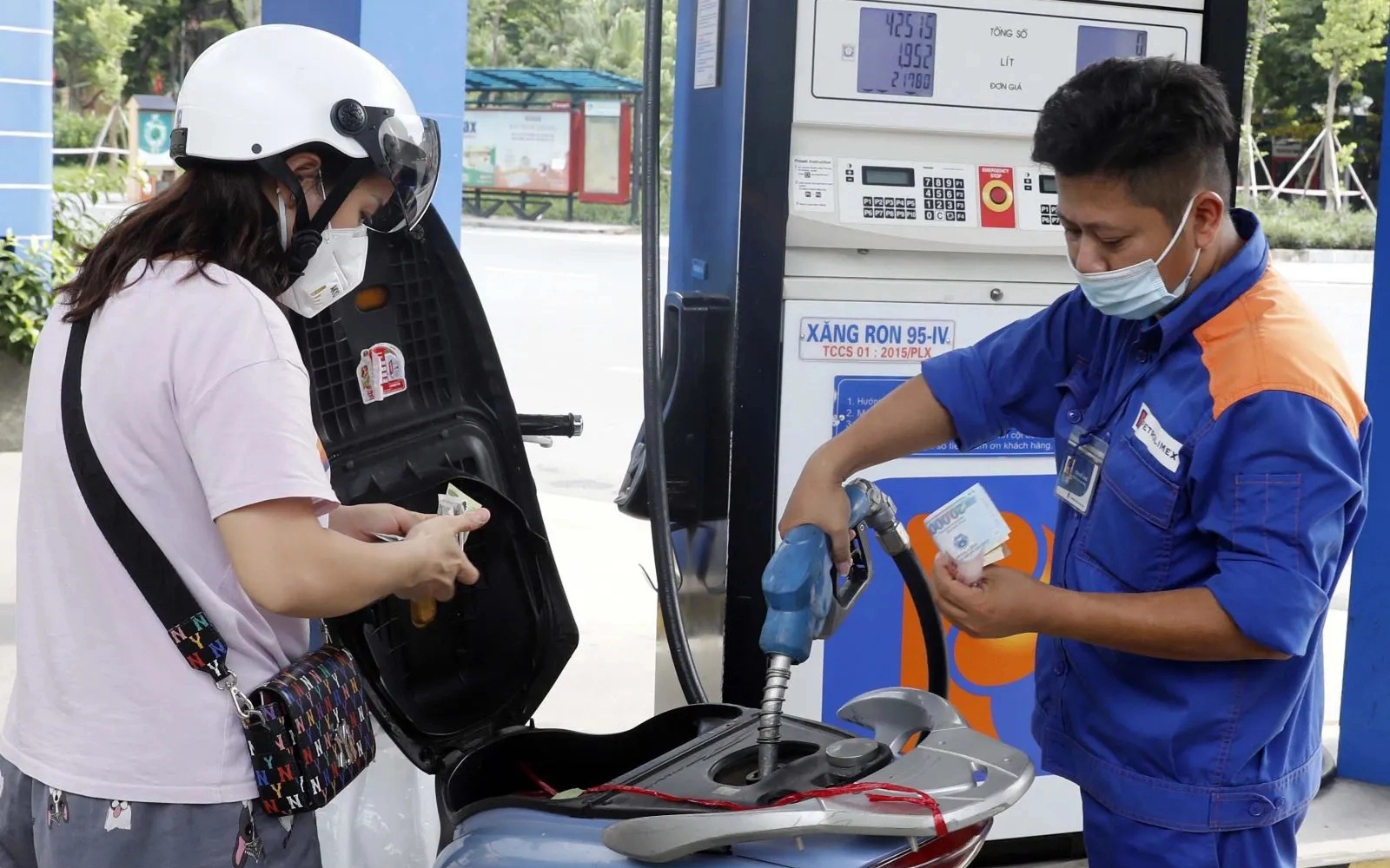 Giá xăng RON 95 giảm nhẹ, giá dầu diesel tăng gần ngưỡng 21.000 đồng/lít