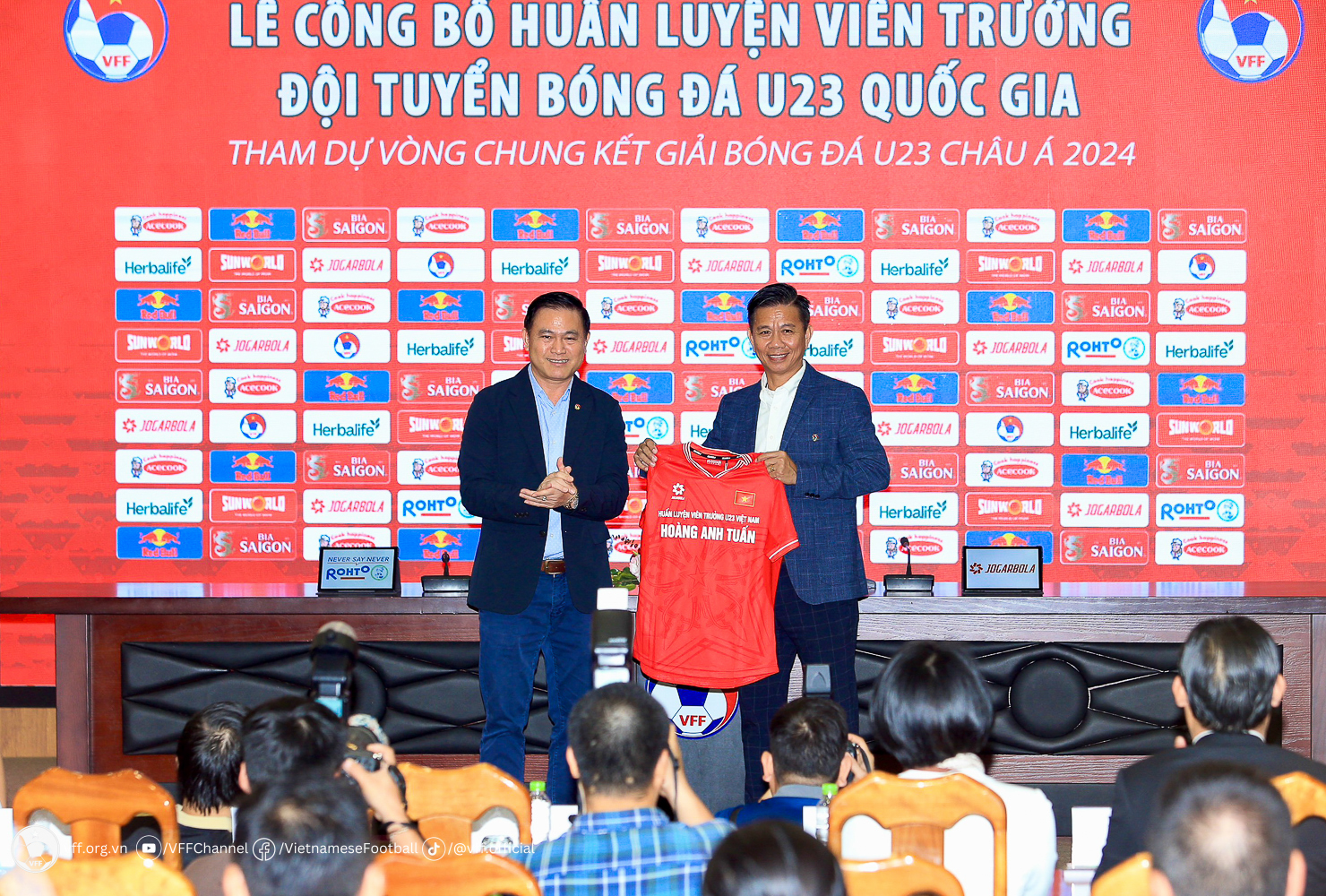 Lương HLV Hoàng Anh Tuấn bằng lương của HLV Troussier khi dẫn dắt U23 Việt Nam?- Ảnh 1.