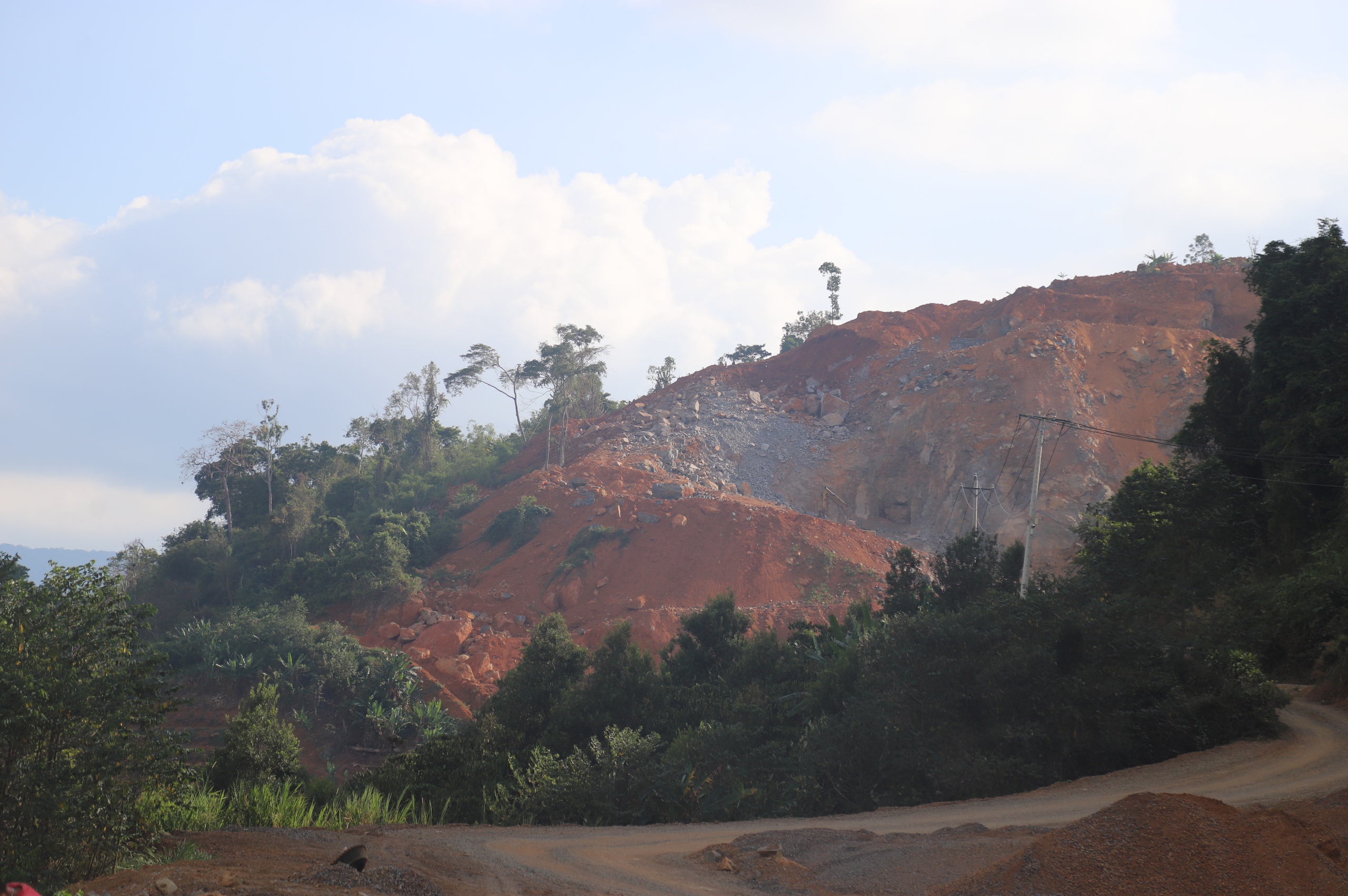 Lâm Đồng: Yêu cầu tạm dừng dùng vật liệu nổ tại mỏ đá gây dập nát cây trồng, chòi canh của nông dân- Ảnh 1.