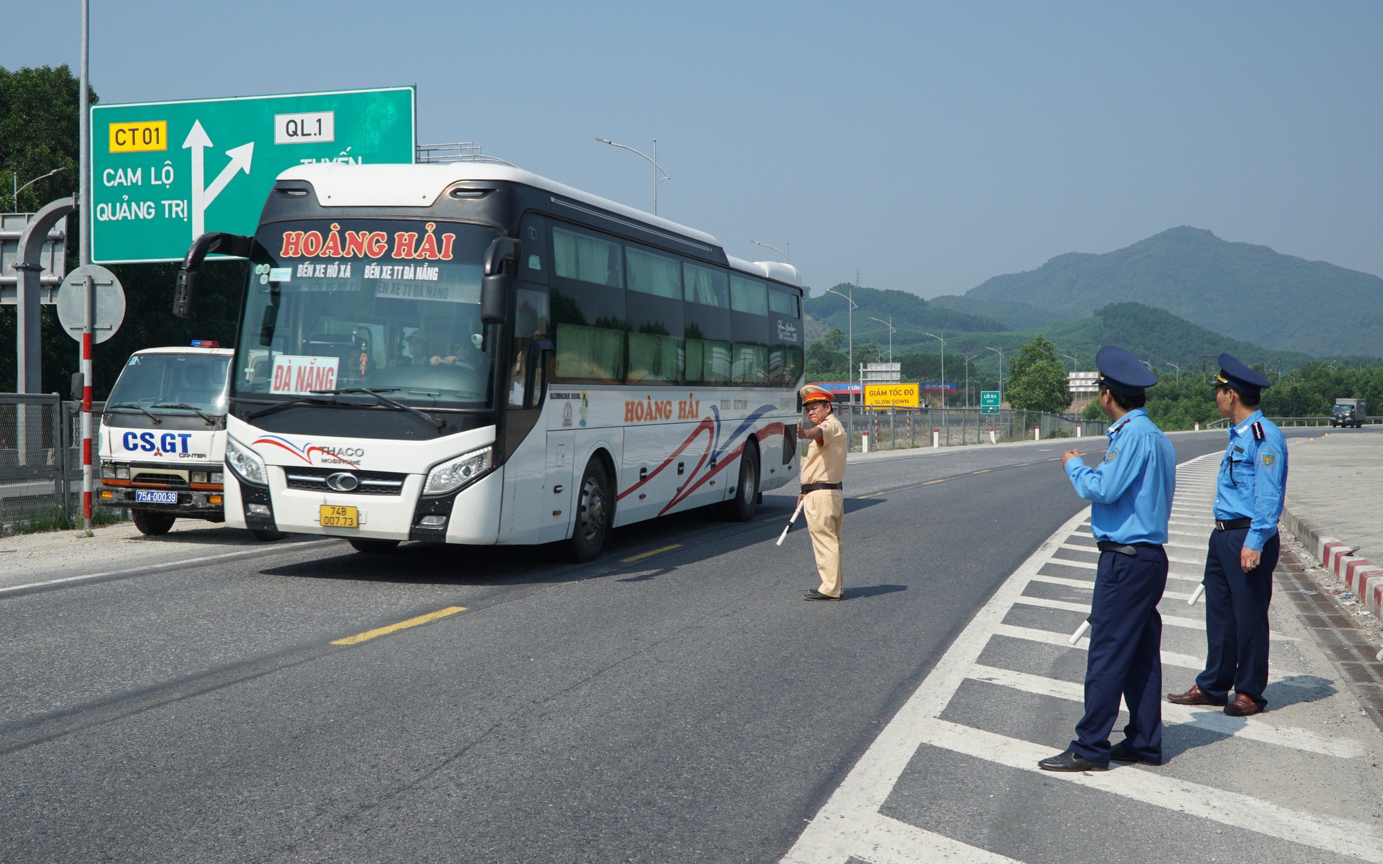 Không xử phạt xe hạng nặng đi vào cao tốc Cam Lộ-La Sơn trong 1-2 tuần đầu có quy định cấm