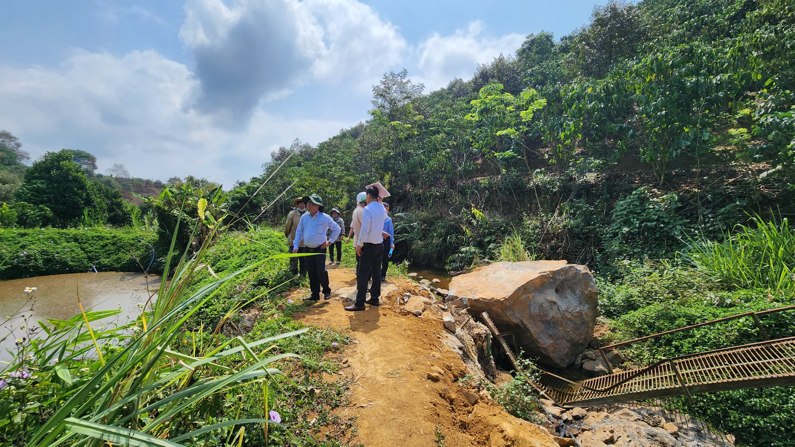Lâm Đồng: Doanh nghiệp nổ mìn phá đá, vườn cây của nông dân dập nát, nhìn mà hoang mang- Ảnh 2.