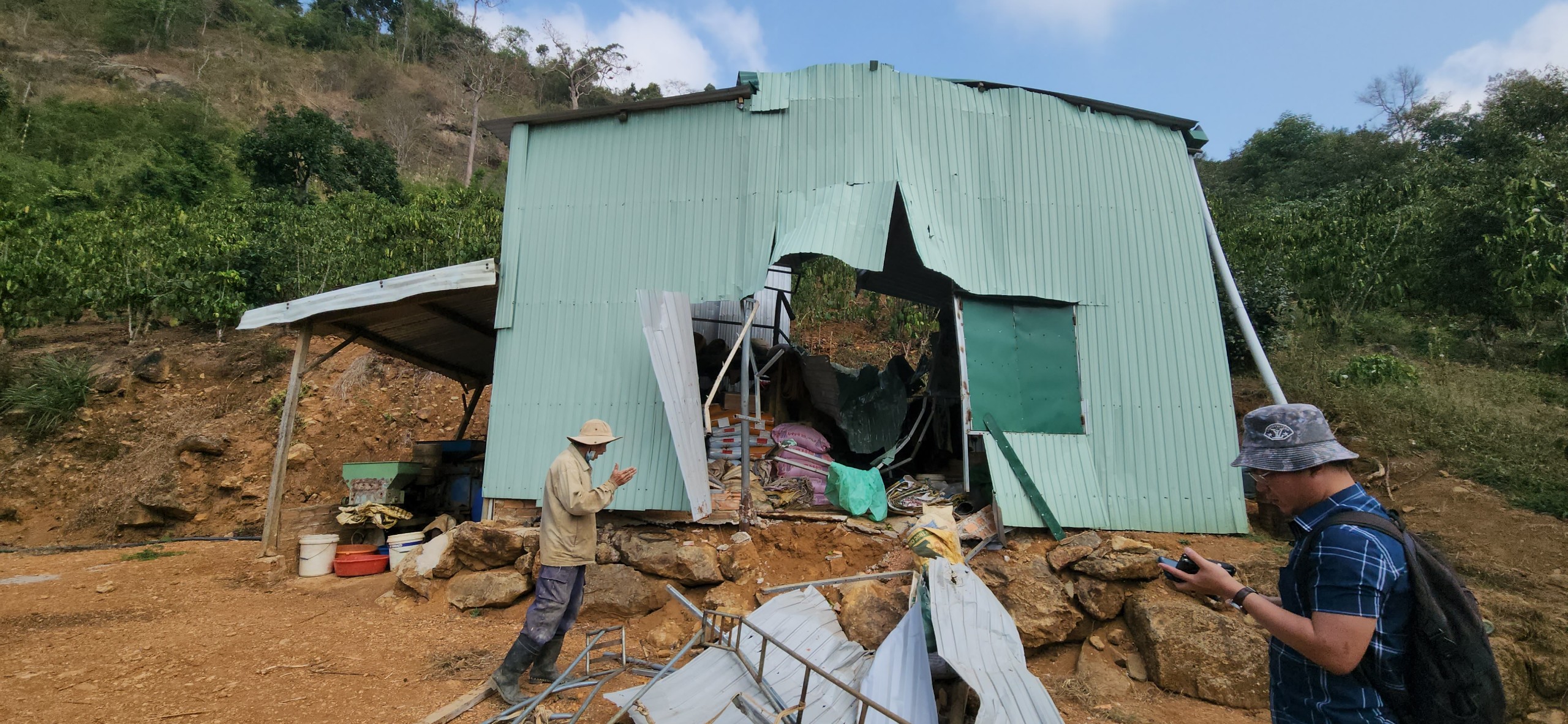 Lâm Đồng: Yêu cầu tạm dừng dùng vật liệu nổ tại mỏ đá gây dập nát cây trồng, chòi canh của nông dân- Ảnh 2.