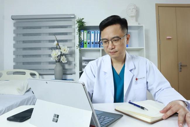 BS Nguyễn Văn Thái đam mê phẫu thuật khối u kết hợp tạo hình thẩm mỹ cho người bệnh- Ảnh 1.