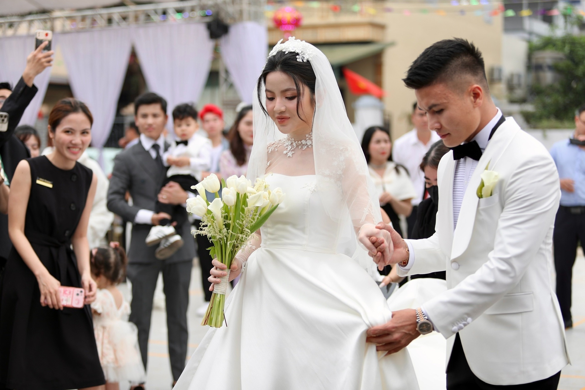 Thấy gì từ tranh cãi giữa vợ chồng Quang Hải và studio ảnh cưới- Ảnh 1.