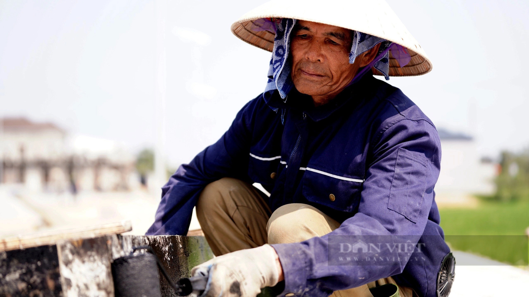 Người lao động chật vật mưu sinh giữa “chảo lửa” chạm ngưỡng gần 40 độ C ở miền Trung- Ảnh 5.