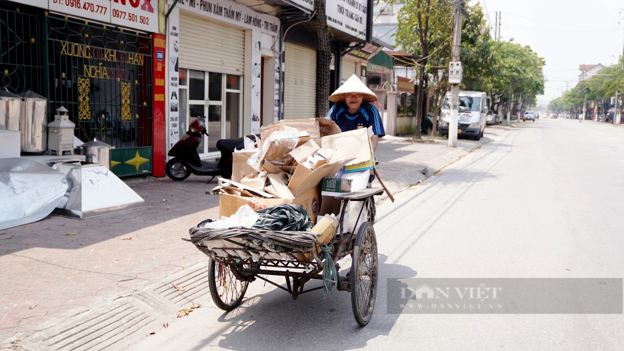 Người lao động chật vật mưu sinh giữa “chảo lửa” chạm ngưỡng gần 40 độ C ở miền Trung- Ảnh 7.