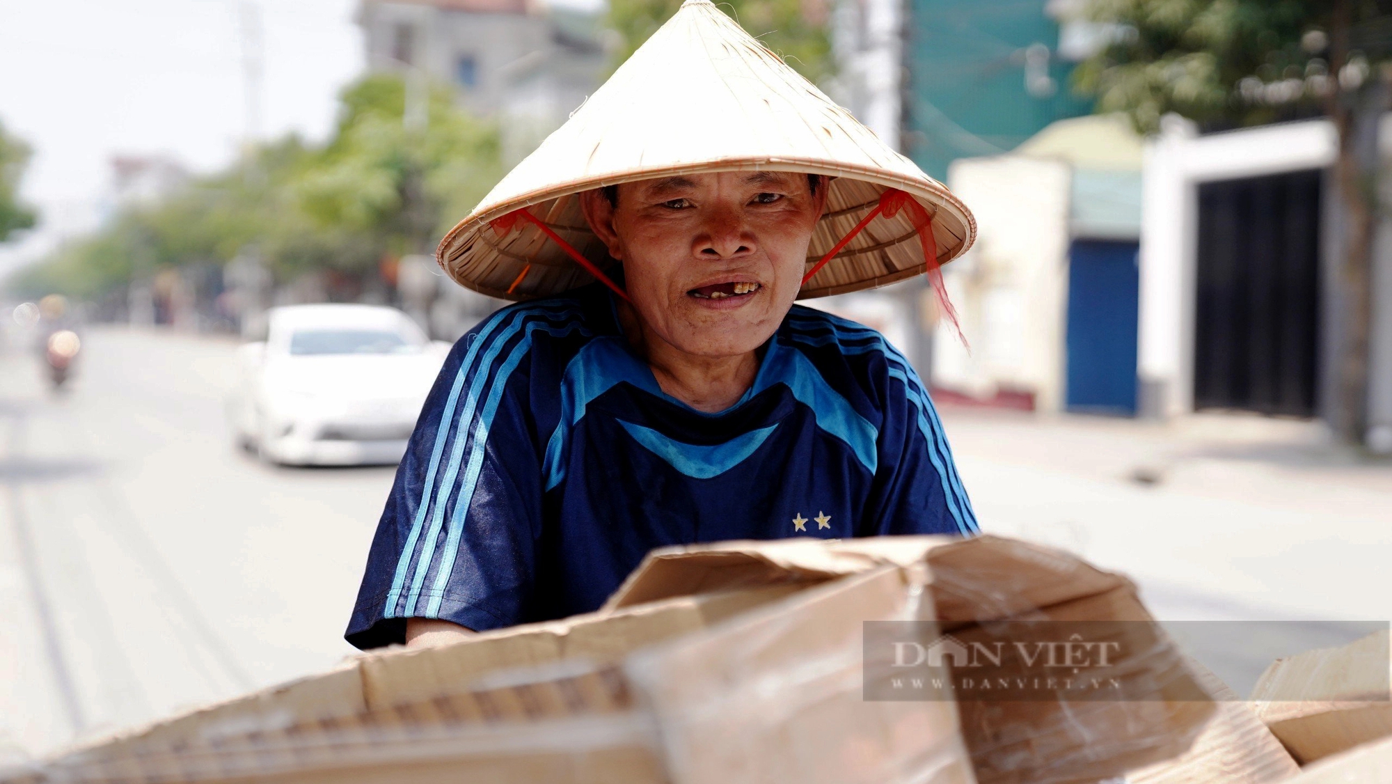 Người lao động chật vật mưu sinh giữa “chảo lửa” chạm ngưỡng gần 40 độ C ở miền Trung- Ảnh 8.