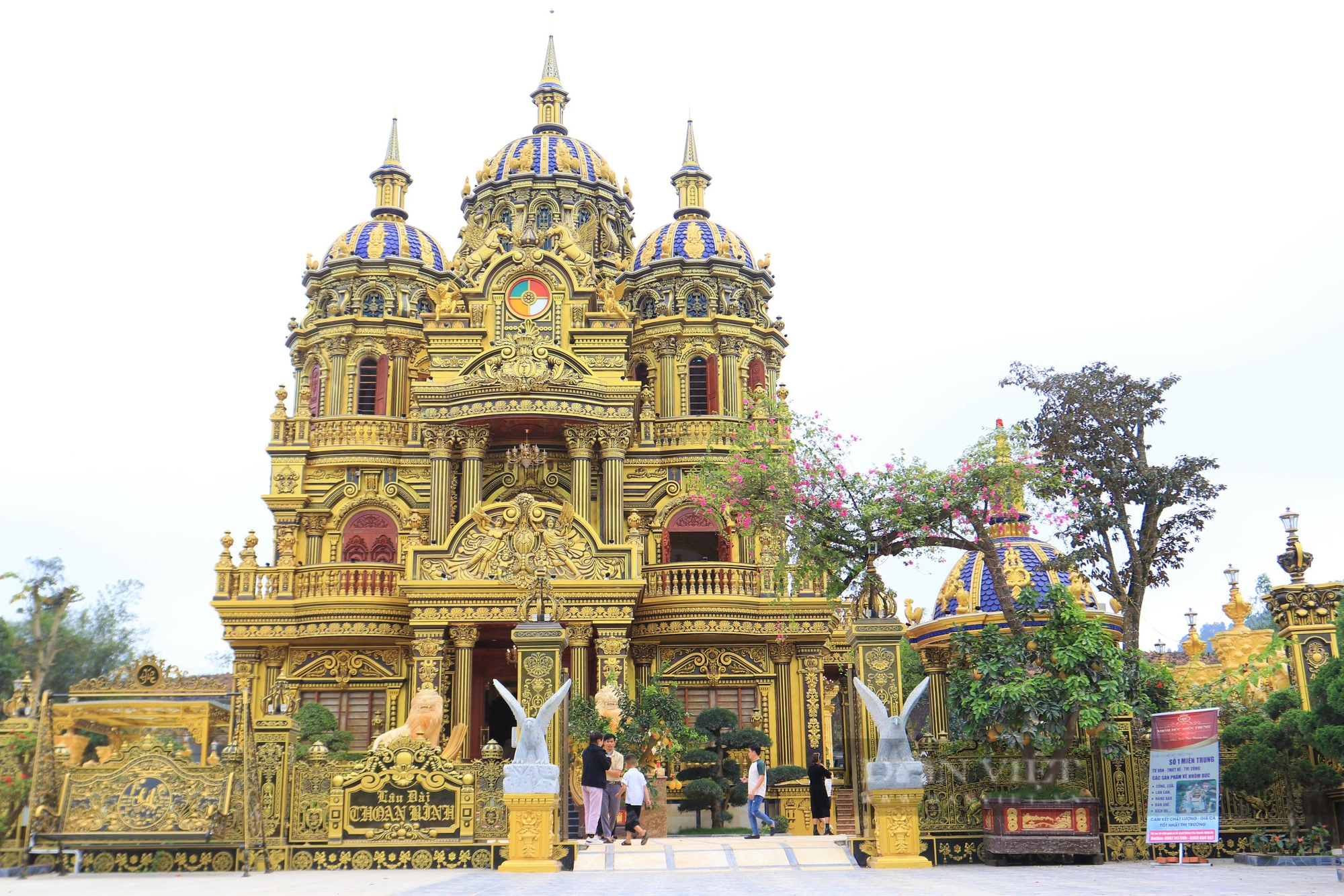 Khám phá lâu đài dát vàng của "đại gia đồng nát" Nghệ An, đang mở cửa miễn phí cho khách tham quan- Ảnh 1.
